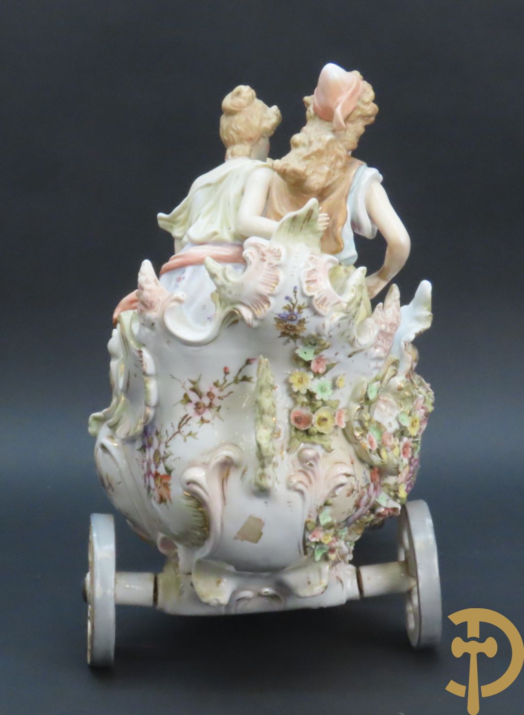 Meerkleurige porseleinen sierwagen slede met 3 dames voortgetrokken door 3 honden, onderaan gemerkt