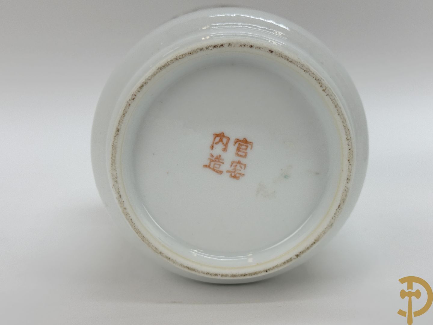 Chinees porseleinen vaasje met wijsgerendecor + Chinese porseleinen rolvaas met decor van ezel in berglandschap