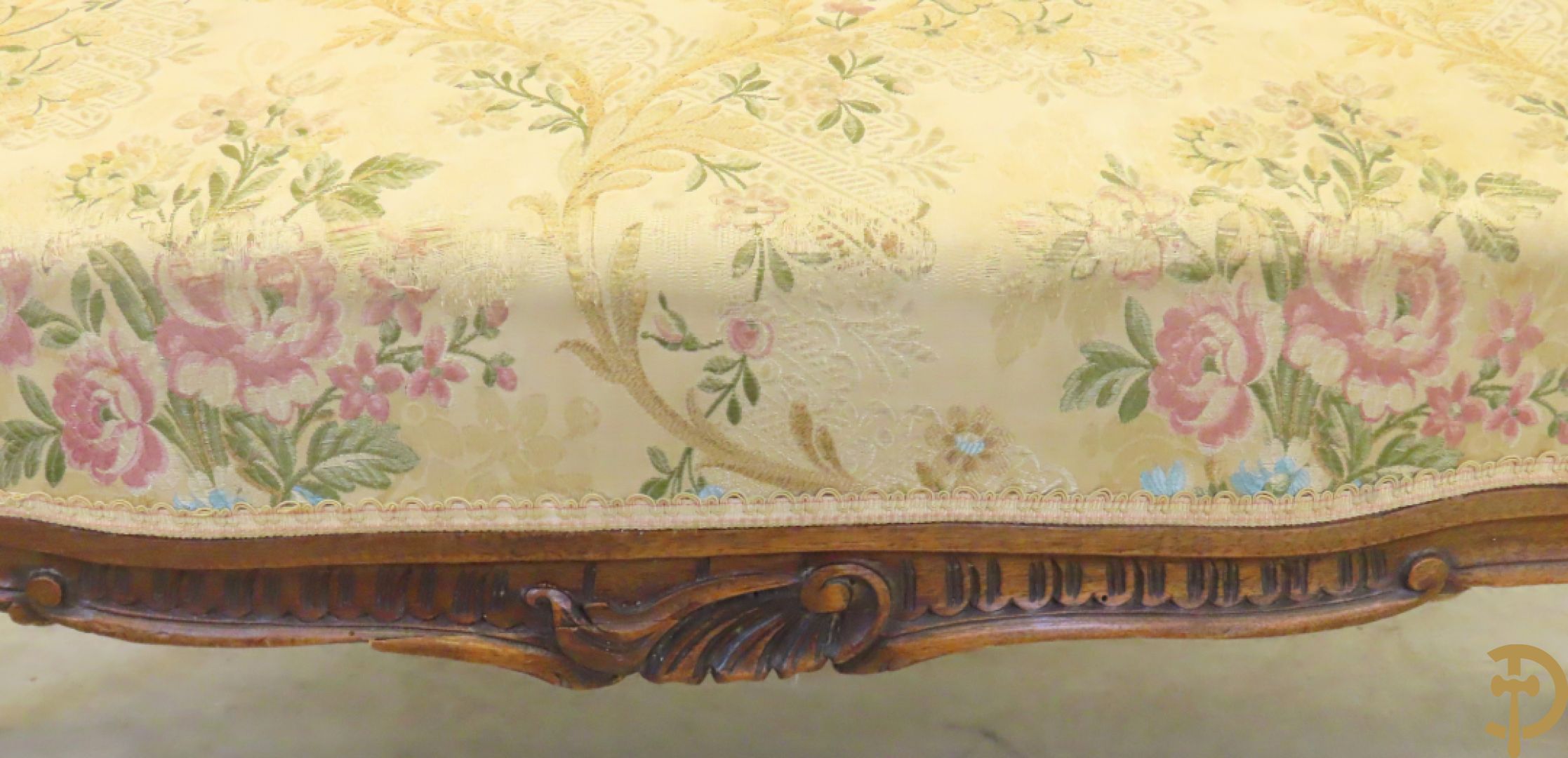 Vijfdelig Louis XV salonensemble in beuk bestaande uit tweezit, 2 armzetels en 2 stoelen