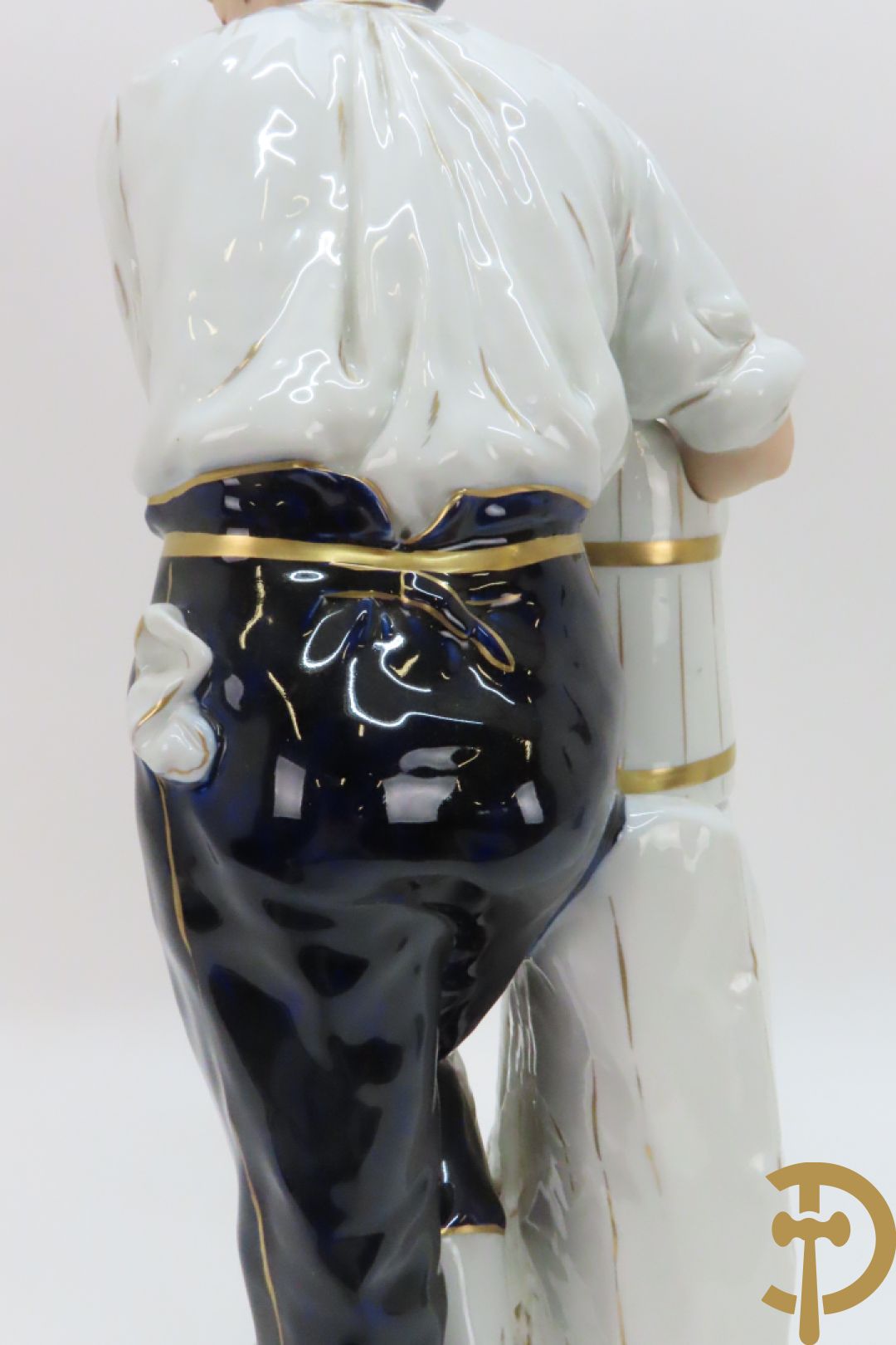 Paar Royal Dux personages van dame en heer bij de waterkraan, onderaan gemerkt en genummerd 10965 en 10563