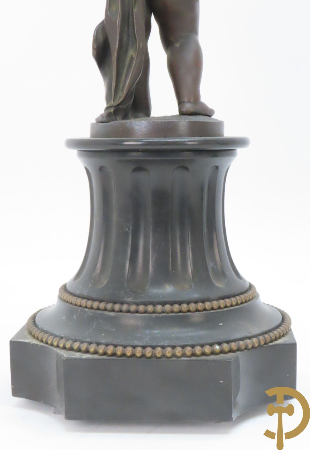 CLODION getekend - Paar elegante bronzen dames met tambour en fruit, geflankeerde door jonge faune, op marmeren klokstel - opgebouwd als garnituur met 2 kandelaars met bronzen kindjes dragende een toorts met bloemen en kaarsen