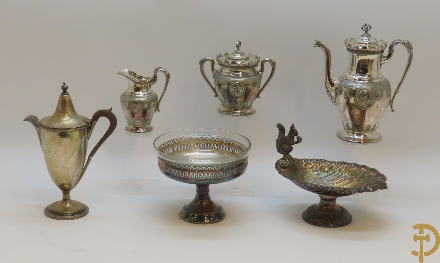 Verzilverd koffiestel MFD & Plated by Reed & Barton 2046 bestaande uit koffiekan, melkkan en suikerpot met ovale medaillons + verzilverde coupe met eekhoorn en rocaille + verzilverde coupe met glas + Verzilverde schenkkan met houten handvat