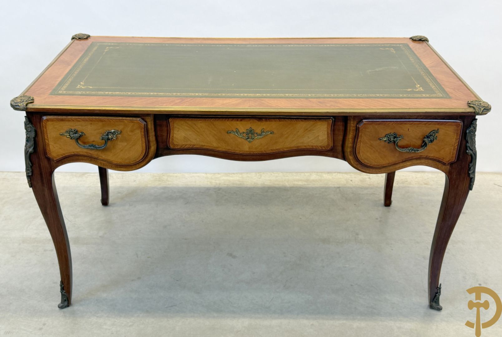 Notelaren Louis XV bureau met lederen blad, 3 lades  en bronsbeslag op voluutvormige poten