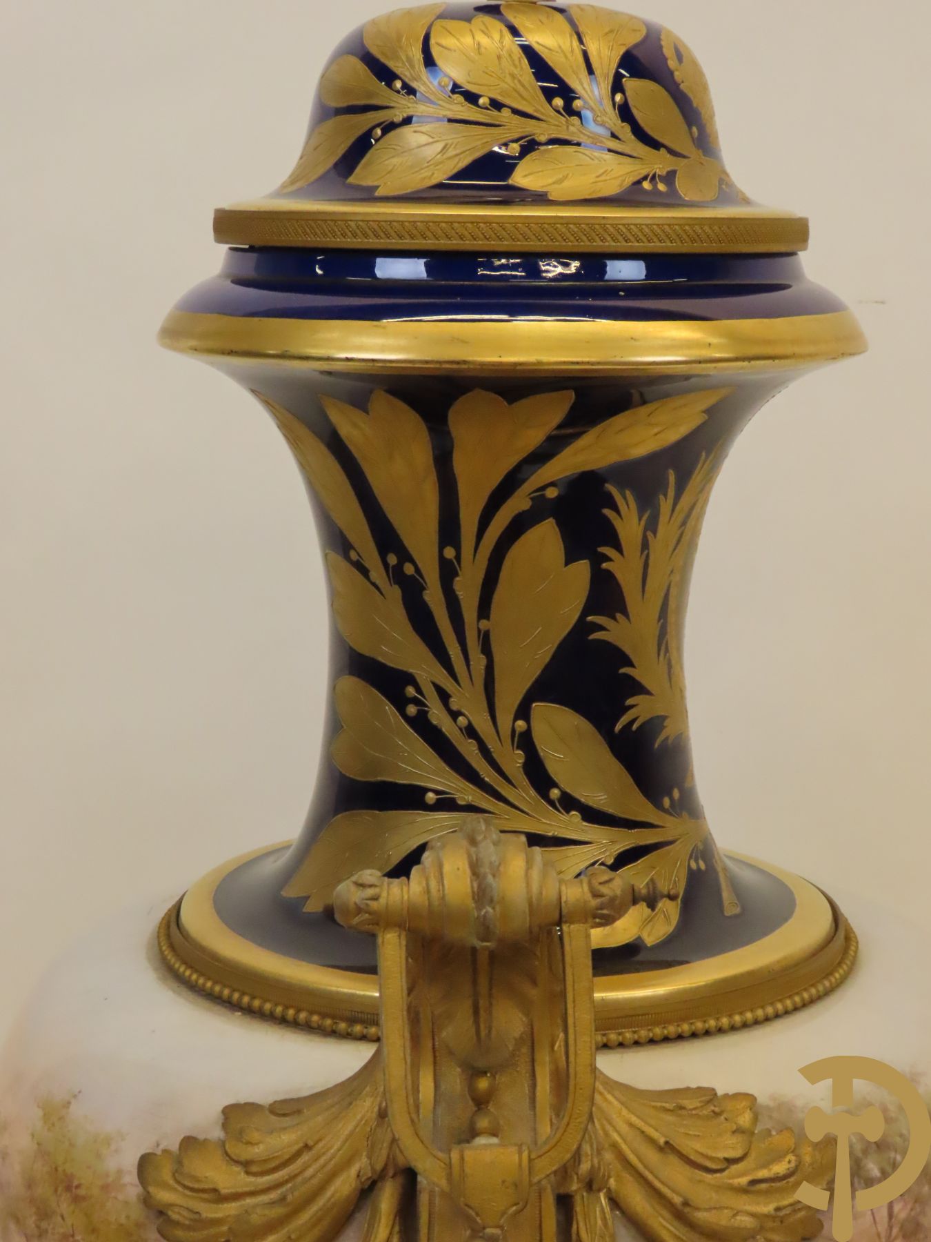 Grote porseleinen Sèvres vaas met dubbel decor van cavalerie, slagveldtaferelen en zicht op kasteel, DESPREZ H. getekend in het decor - bovenaan met verguld decor en zijdelings met bronzen oren en accanthusranken - deksel met Sèvres merkteken - op vierkante bronzen sokkel met klauwepoten