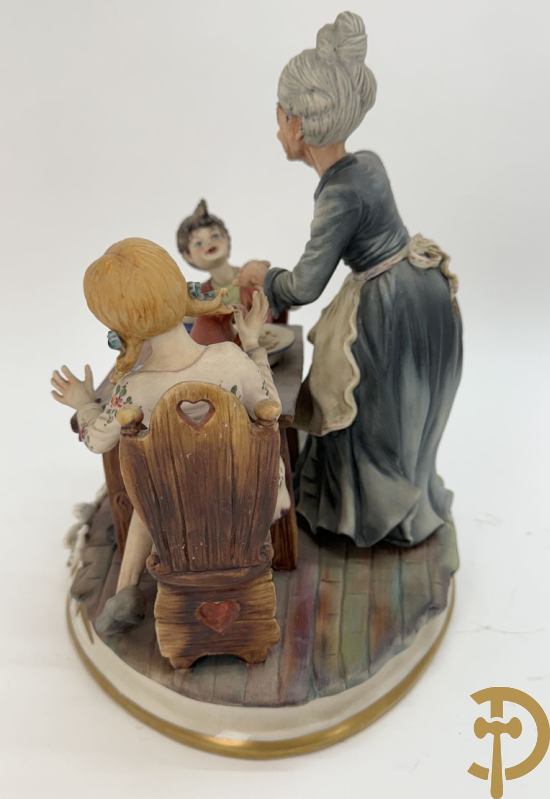 Zes porseleinen groepen Capo di Monte : Paarden met koets, oude man op bank, dame met kinderen, cupido