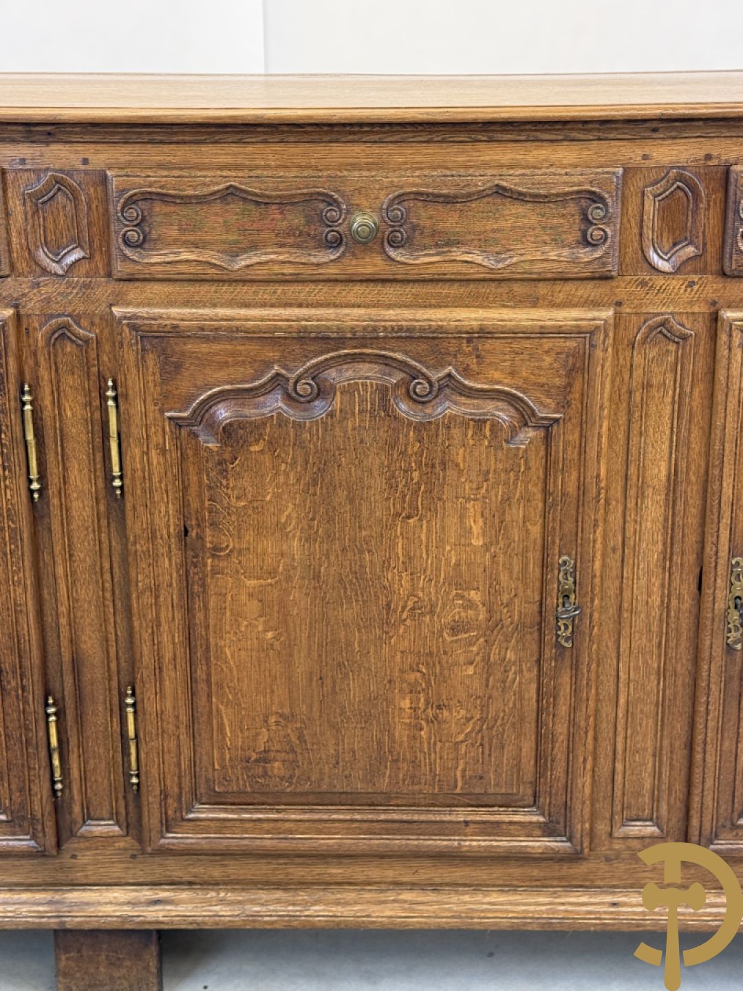 Eiken dressoir met 4 deuren, 4 lades en afgestoken Louis XV panelen