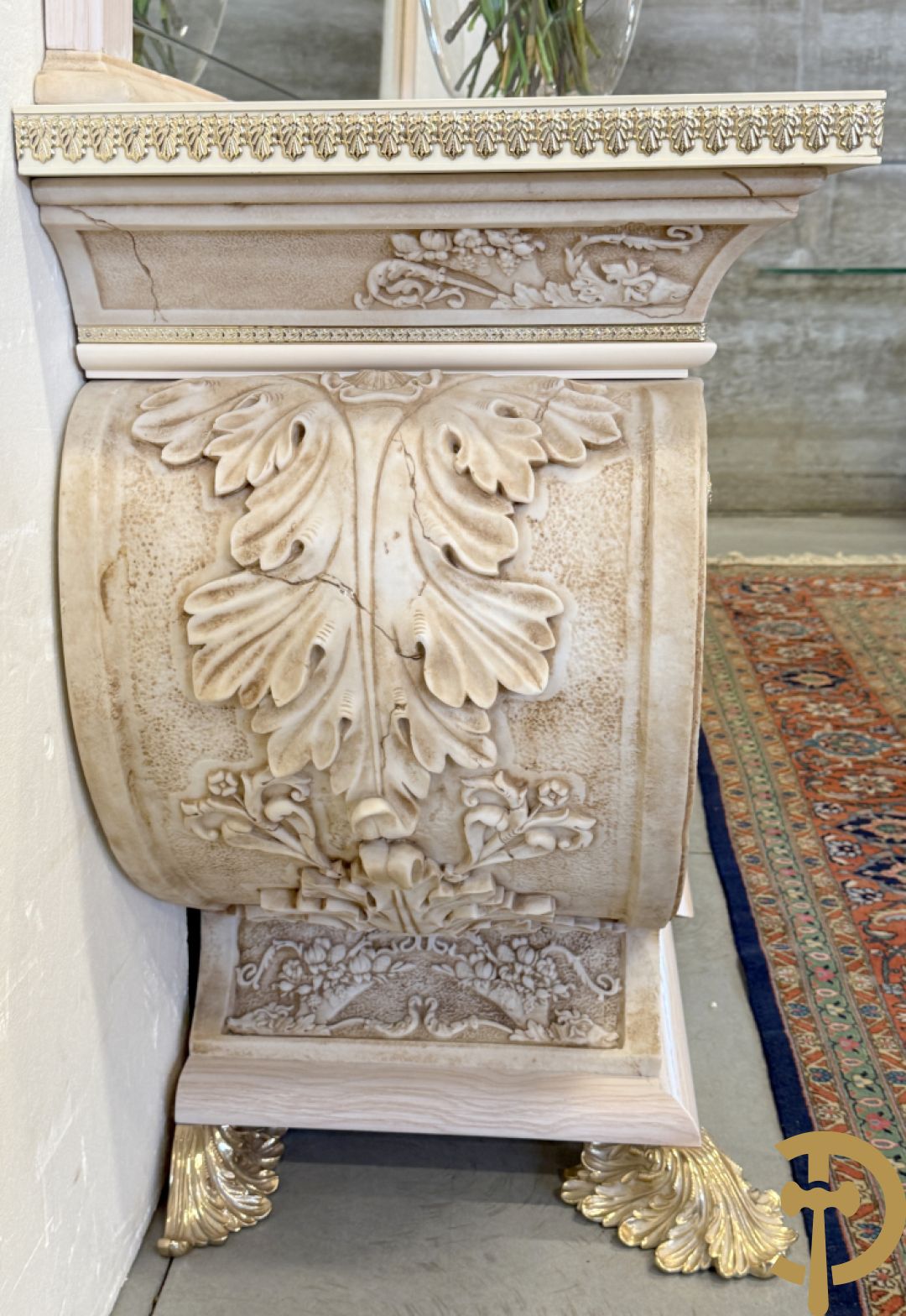 Uitzonderlijke eetkamer bestaande uit dressoir met 4 deuren en 2 lades op voluutvormig onderstel met rocailles opzij en boven met spiegel + bijhorende vitrine + console + spiegel + tafel op voluutvormig onderstel + 6 bijhorende armzetels met koperen frame - uniek ontwerp door de firma Vidal Grau Spaanse makelij, begin jaren 