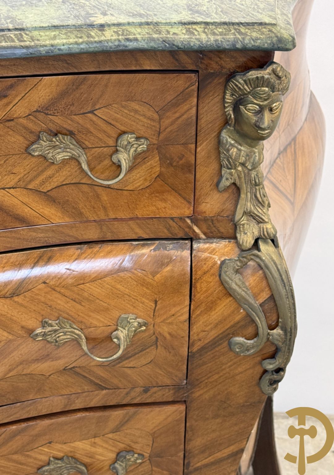 Notelaren drielandencommode met bronsbeslag en groen marmeren blad