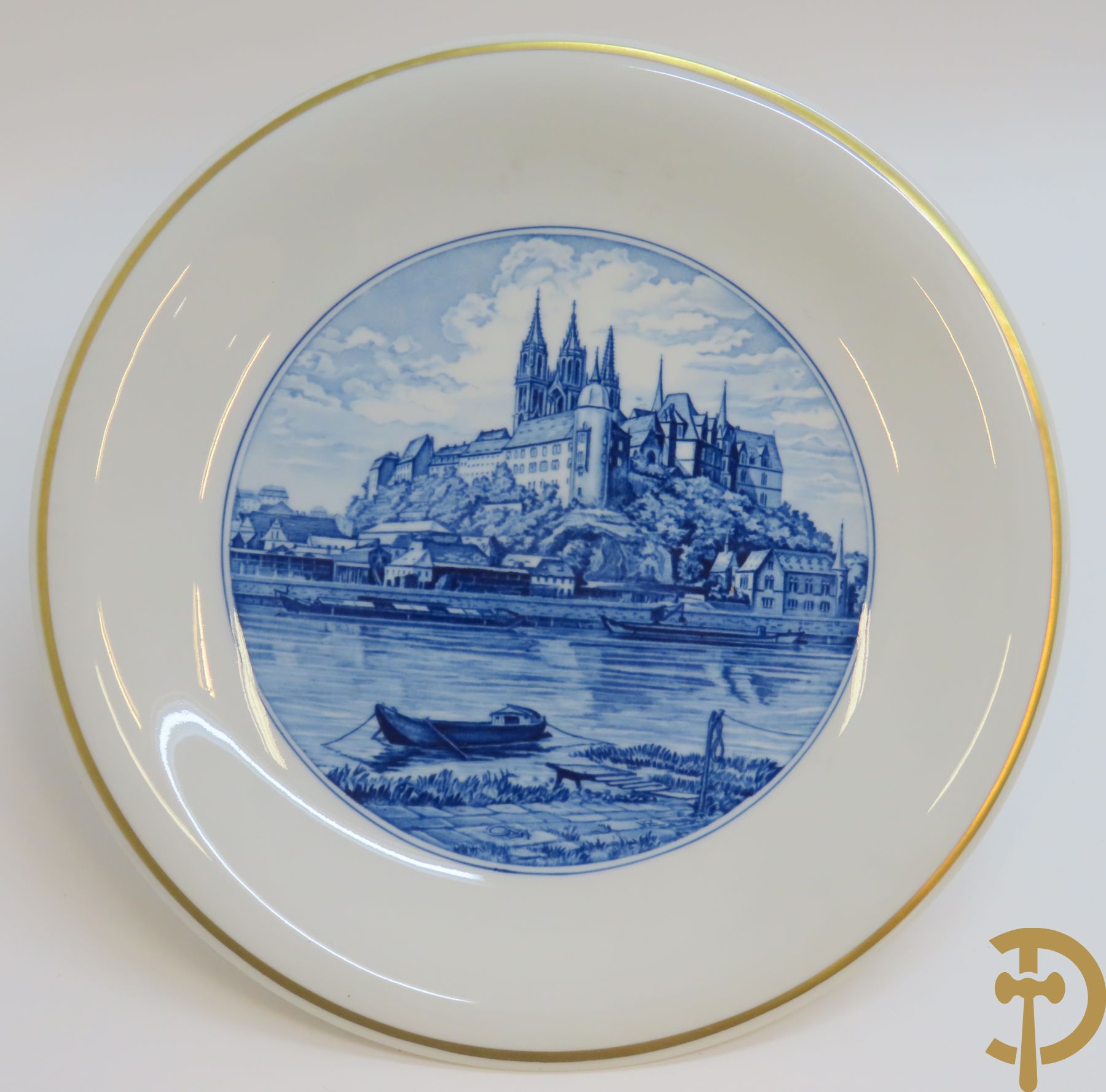 Zes porseleinen borden onder gemerkt met zwaarden / Meissen : 1 bord met stadstafereel, 1 verlucht bord met drakendecor, 1 bord met vogeldecor, 1 met bloemen en 2 met bloemendecor omgeven door vergulde rand