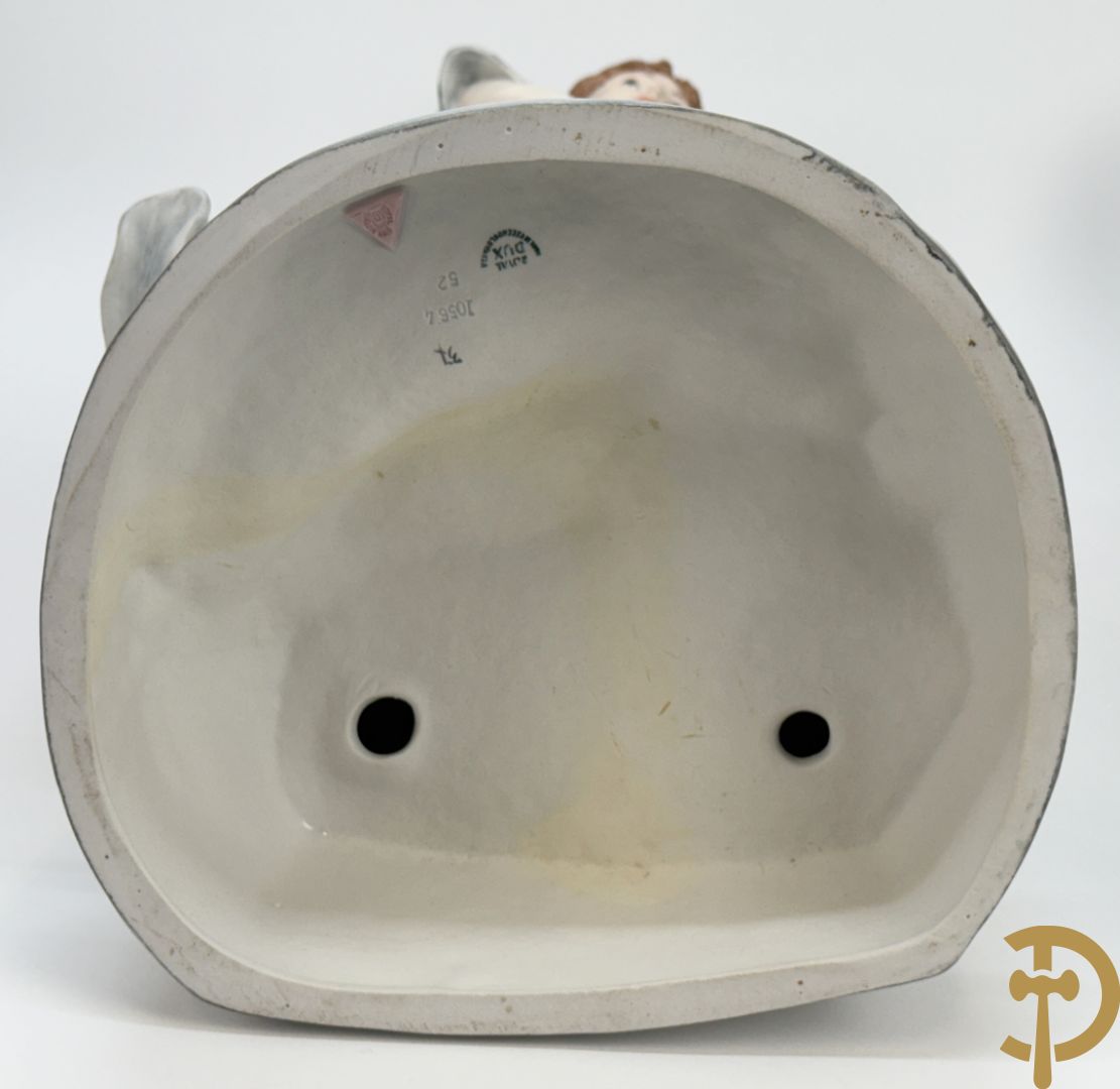 Paar Royal Dux beelden van koppel bij de waterbron, nummers 10563 en 10564