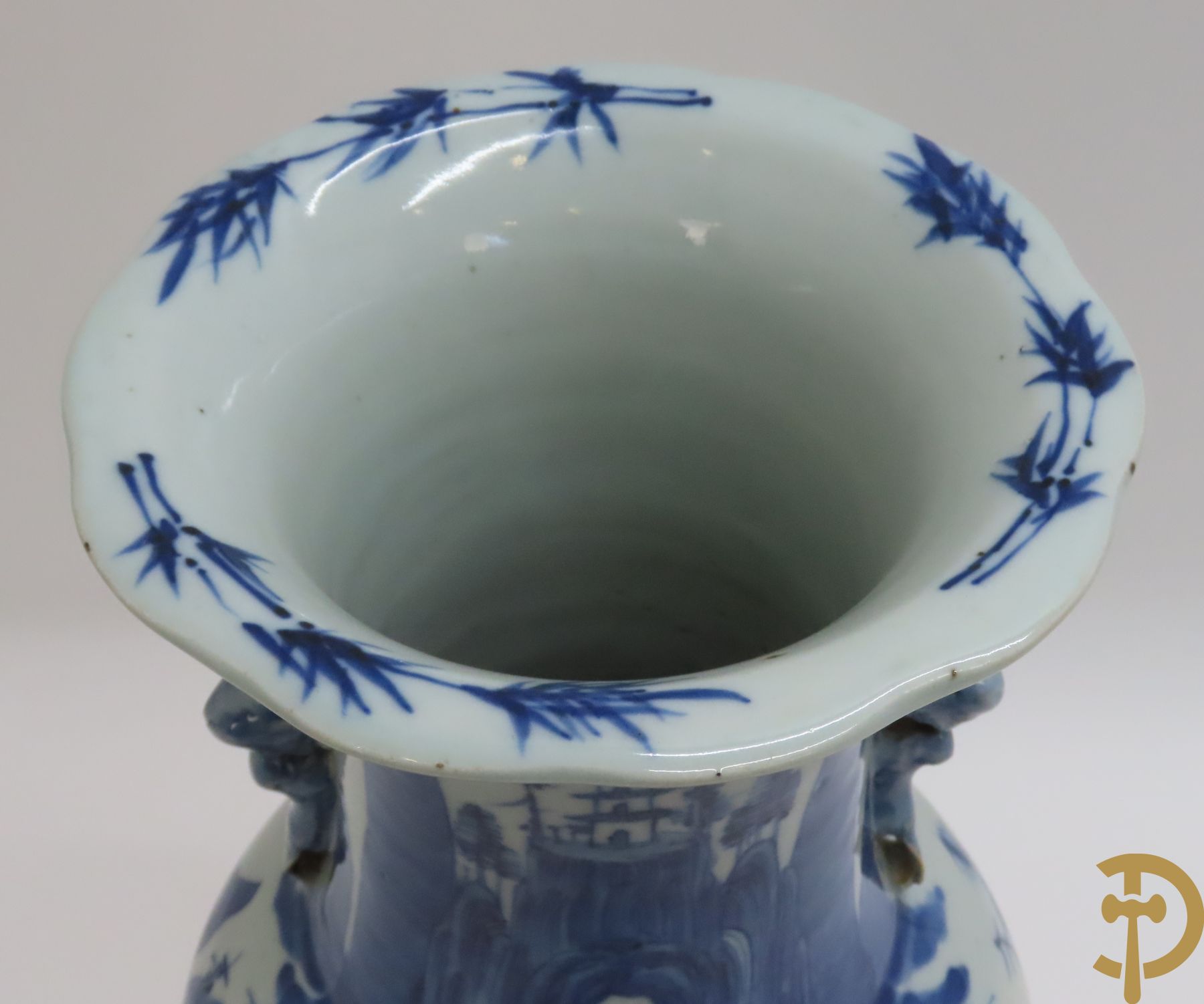 Chinese porseleinen vaas met geanimeerd blauw/wit landschapsdecor en huizenzicht