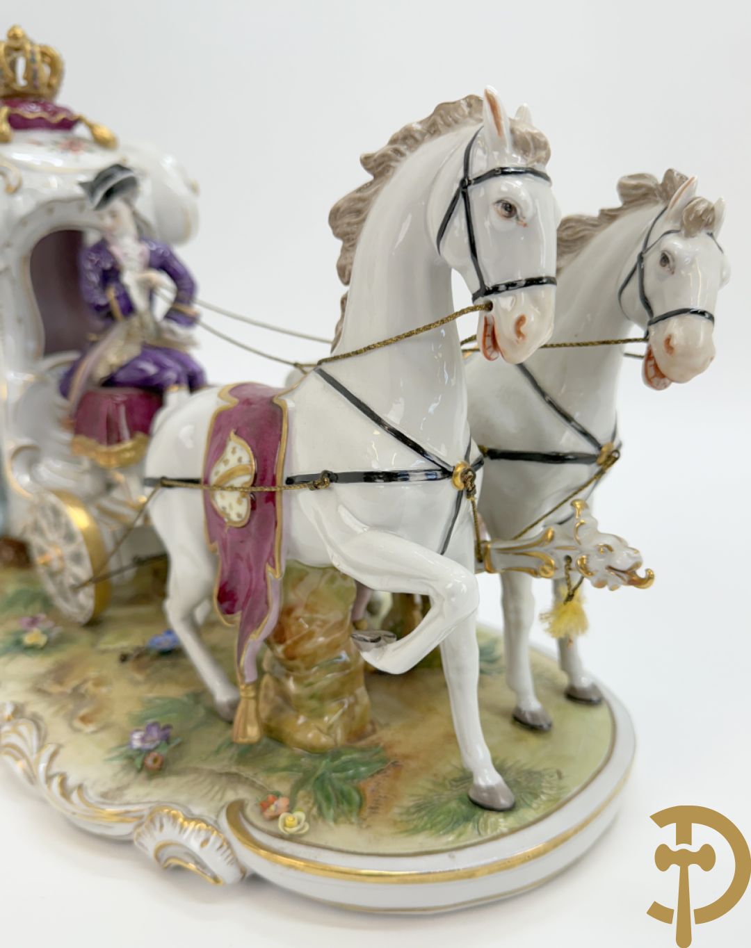 Porseleinen meerkleurige groep met koets, edeldame, lakei, ruiter en 2 paarden
