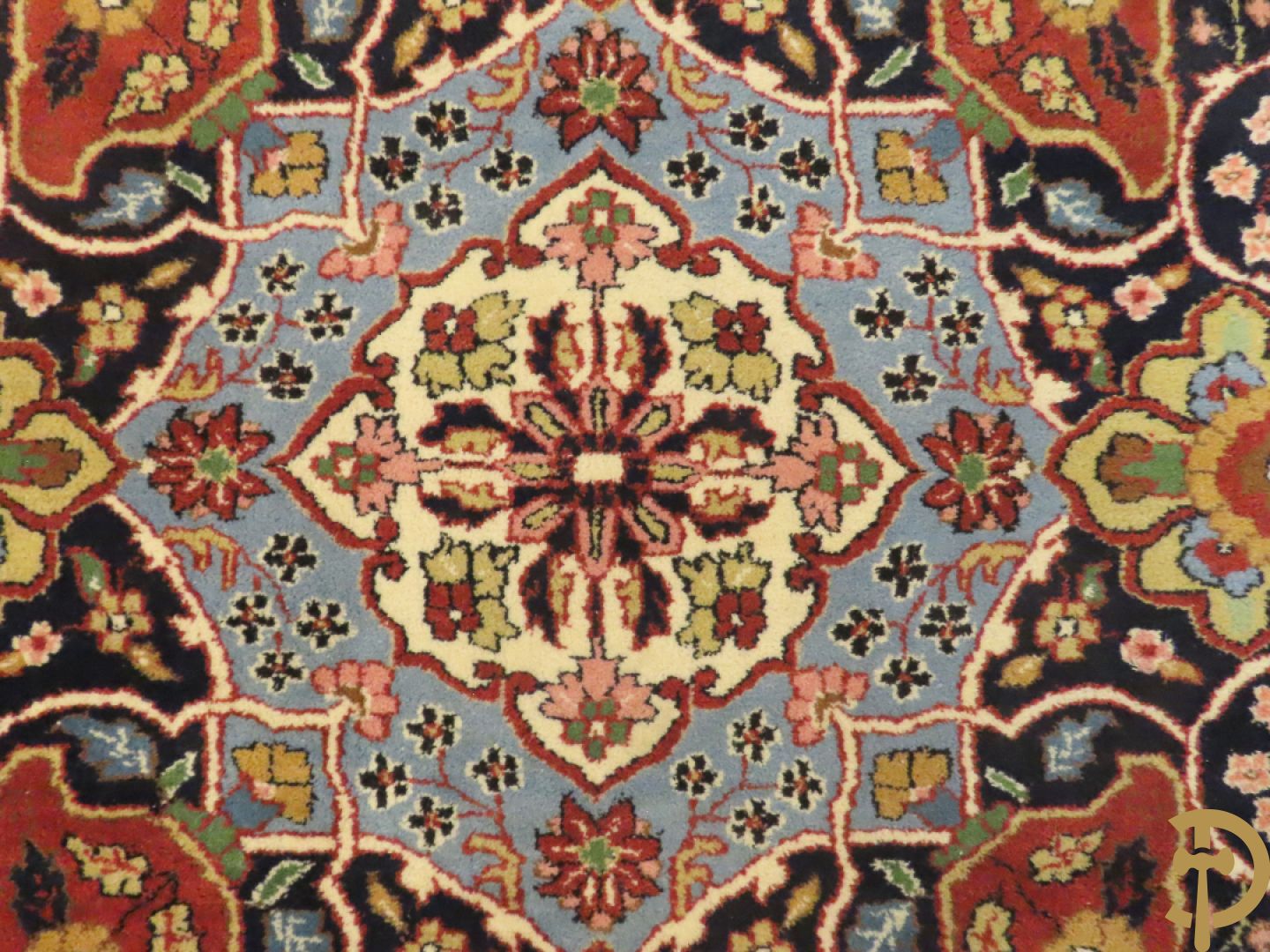 Oosters handgeknoopt tapijt met centraal medaillon en bloemenmotieven op rode fond, Tabriz