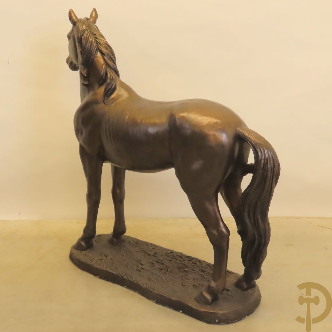 Staand paard in gebronzeerd polyester