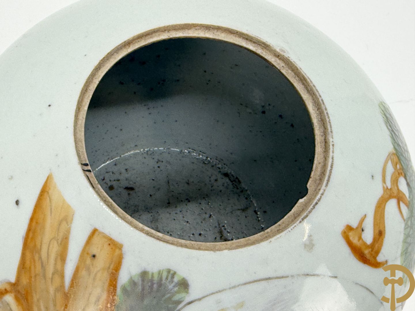 Twee rolvazen met bloemen- en vogeldecor + dekselpotiche met vogeldecor + Chinese vaas met decor van dames en kinderen