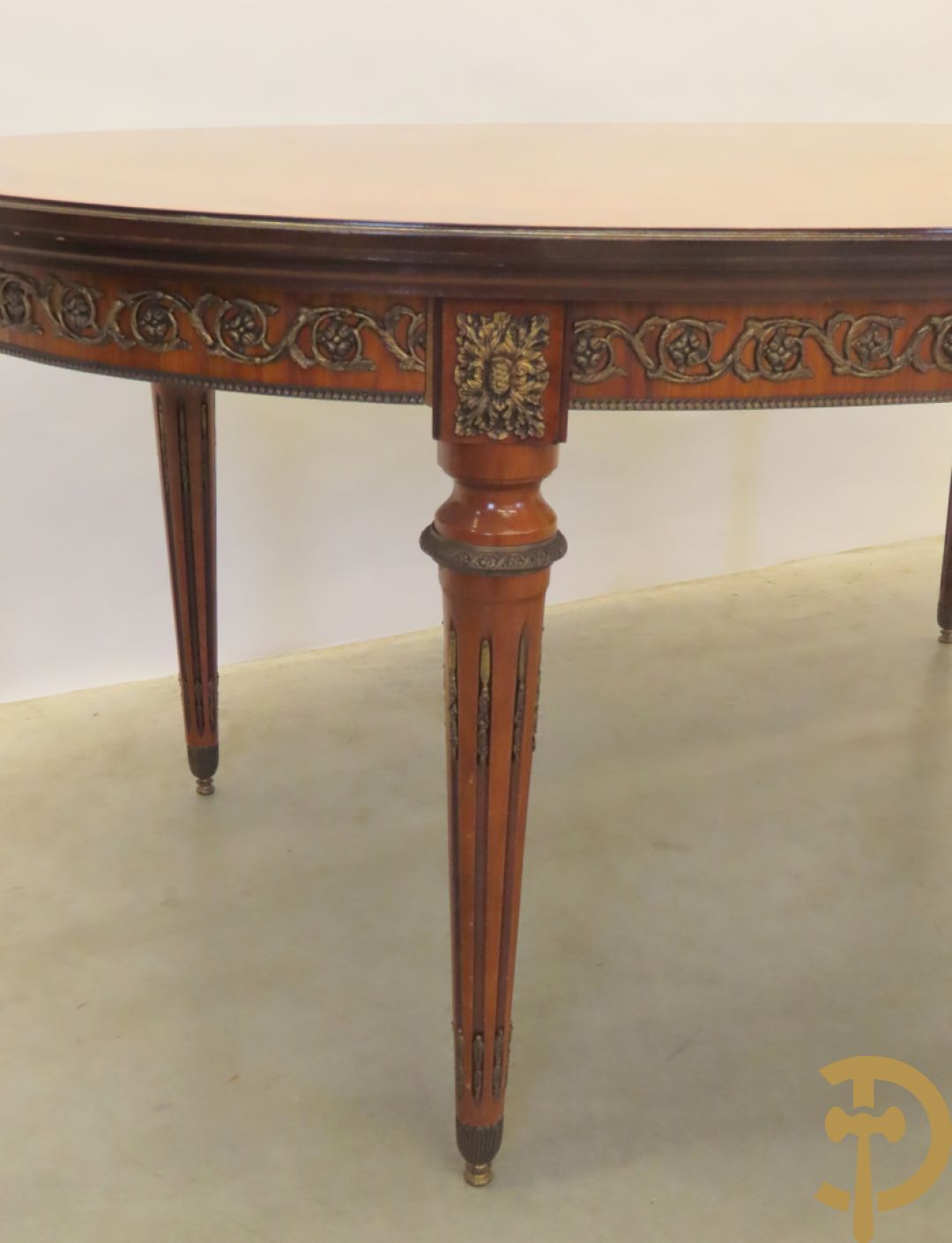 Notelaren eetkamer Louis XVI stijl bestaande uit vijfdeursdressoir met bloemenmarquetterie, bronsbeslag en wit marmeren blad, ovale uittrekbare tafel, 6 stoelen met leder bekleed en gegalbeerde vitrine met geslepen ruitjes