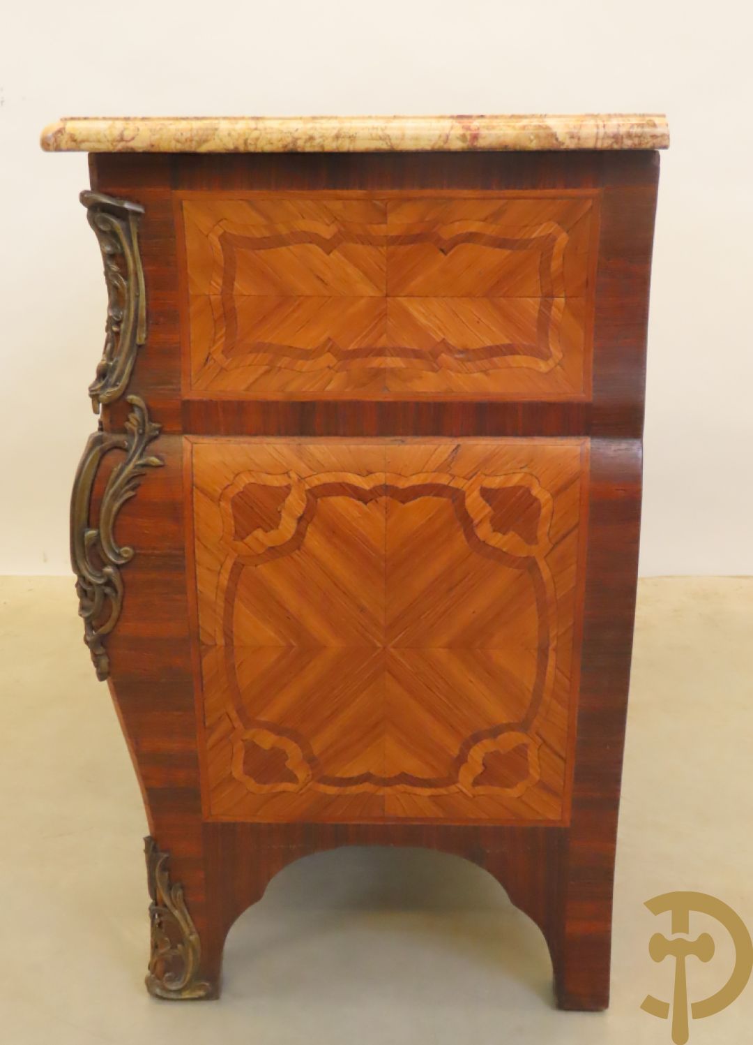 Gegalbeerde vierladencommode met bronsbeslag, marqueterie en marmeren blad