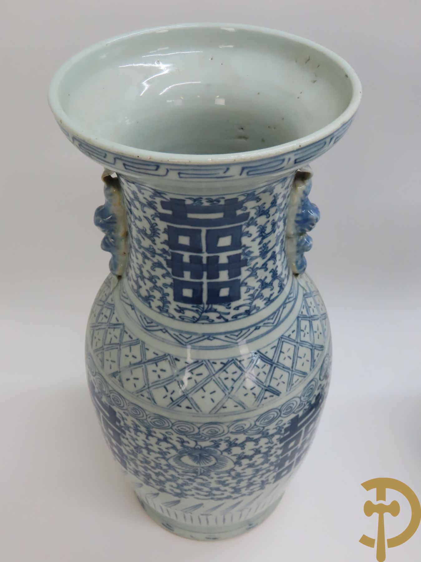 Twee Chinese porseleinen vazen met blauw/wit decor en Chinese tekens