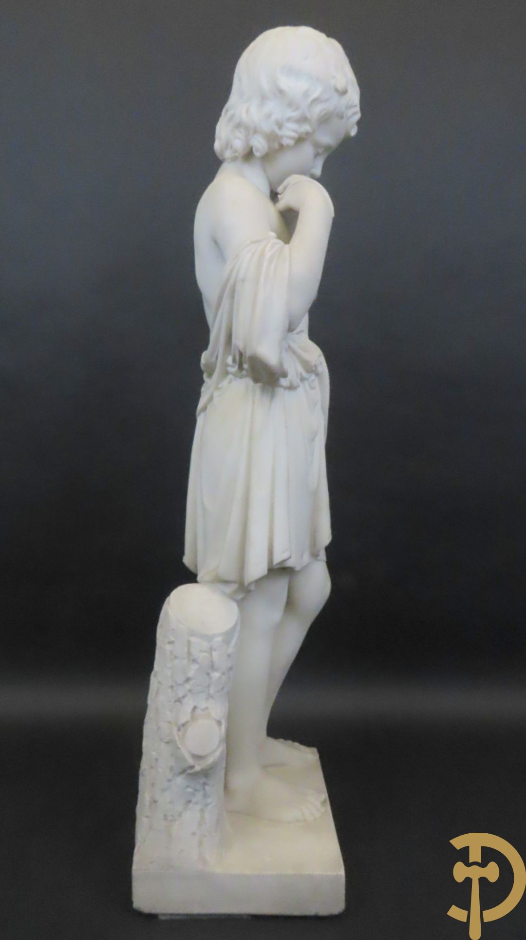 Onleesbaar getekend links achter 