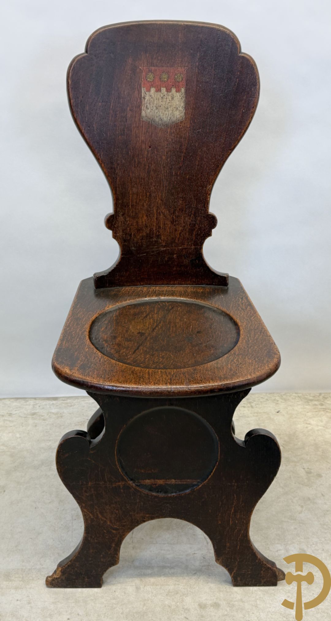 Zes landelijke eiken stoelen met beschilderde wapenschilden op de rug