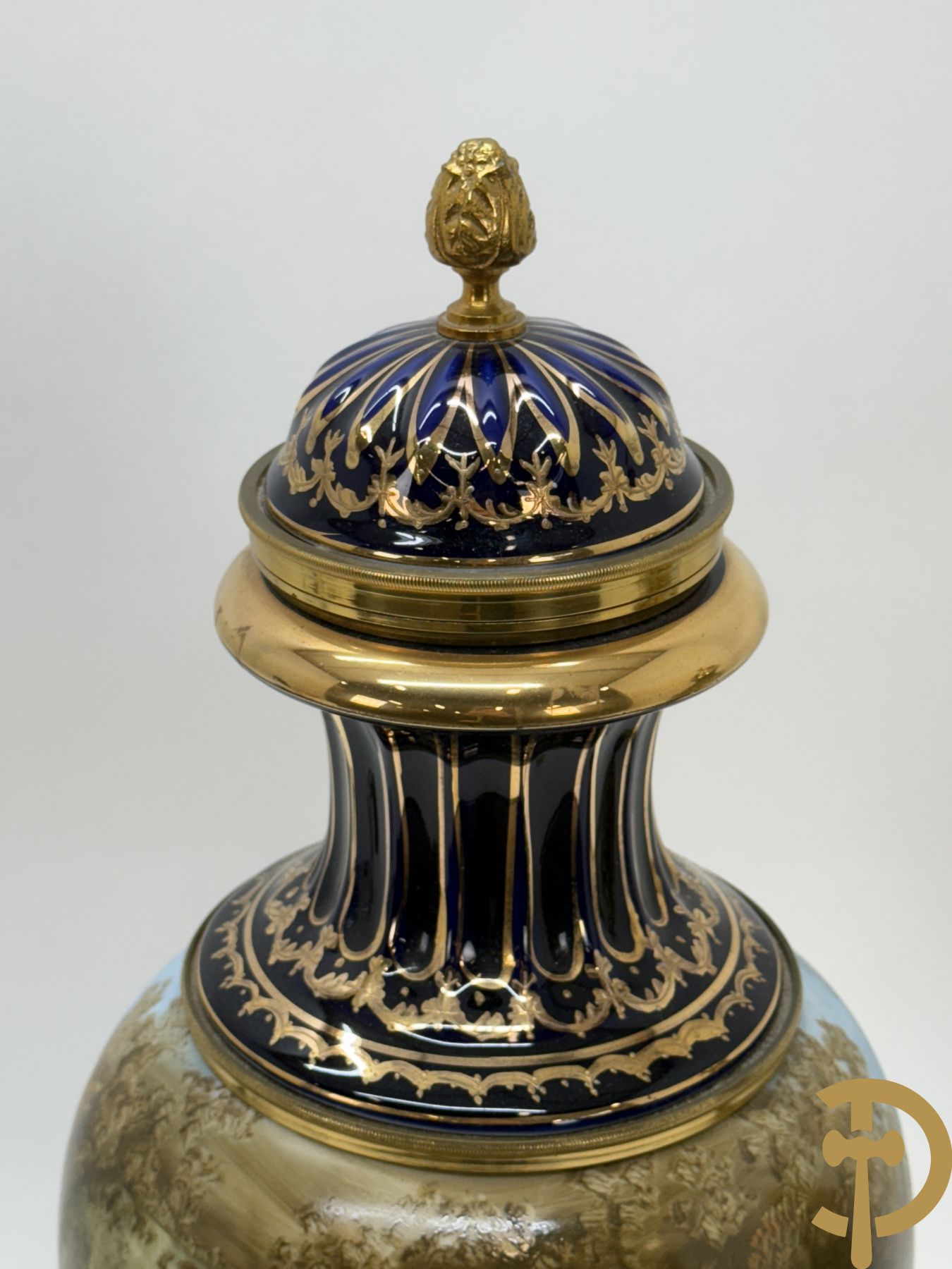 Paar Sèvres stijl vazen met bedrukt geanimeerd decor, naar Boucher