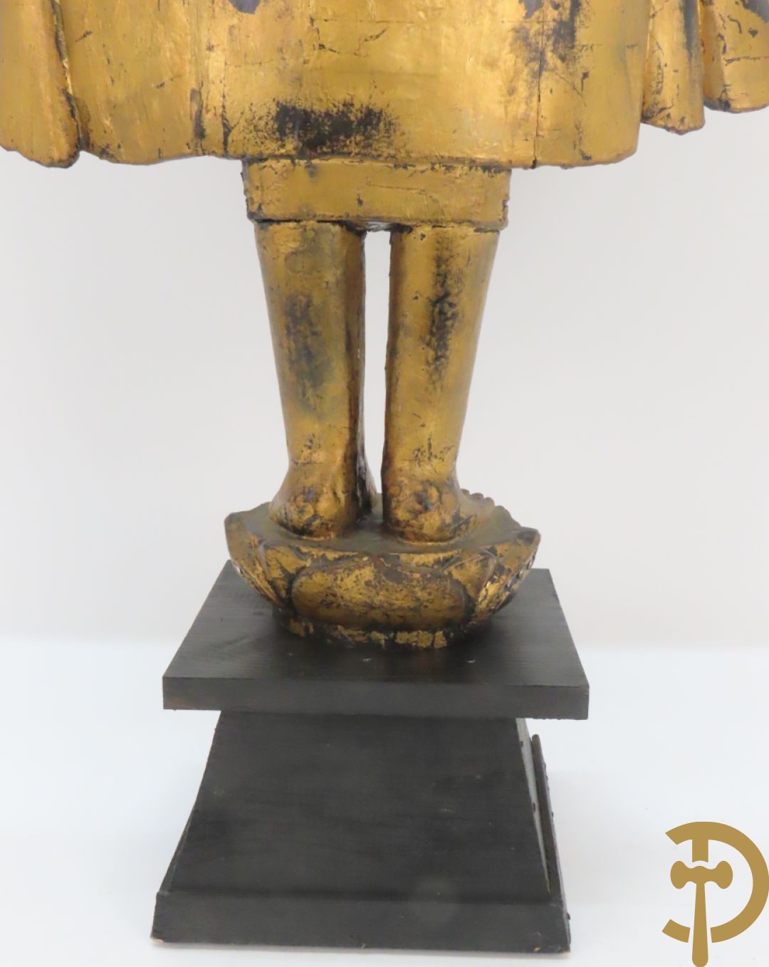 Grote staande vergulde houtgesculpteerde boedha +vergulde  zittende houten boedha met edelsteentjes