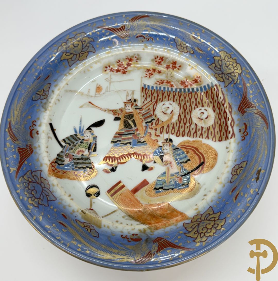 Paar Japanse meerkleurige porseleinen schalen met krijgerdecor op voet