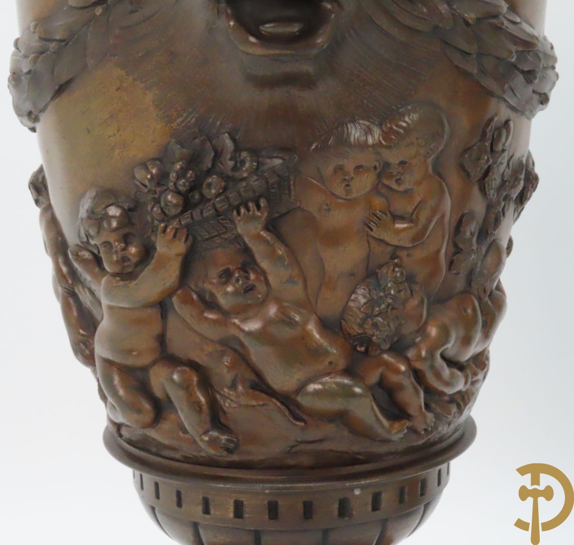 Paar bronzen cassolettes omgeven door dansende cupido