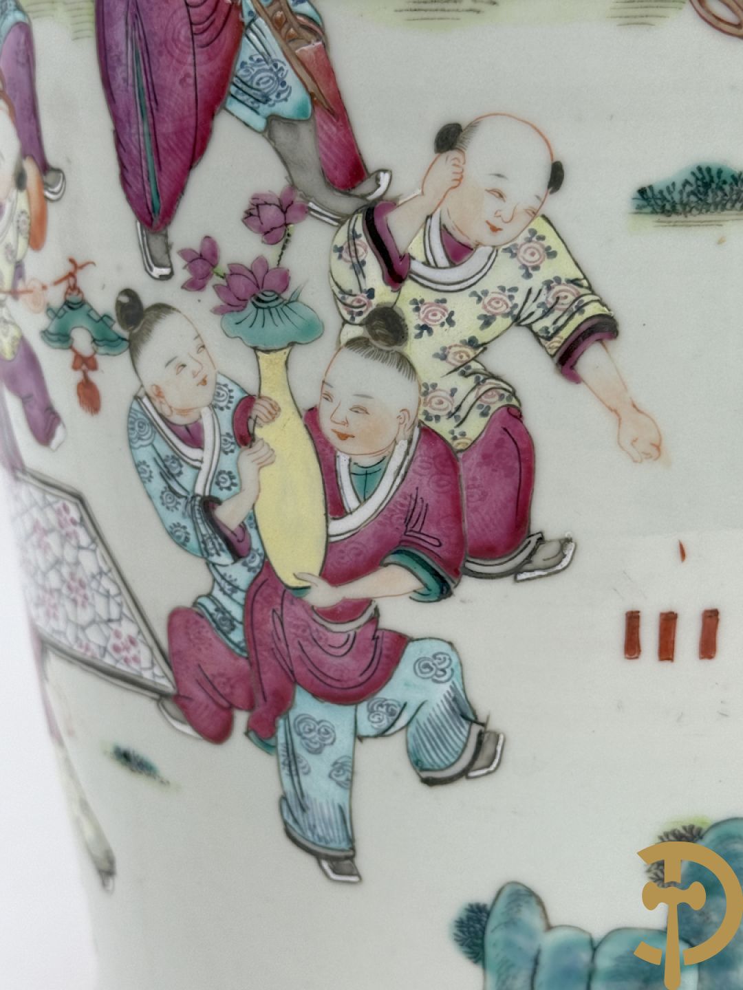 Chinese porseleinen vaas met dubbel decor van dieren, personages, dames en kinderen