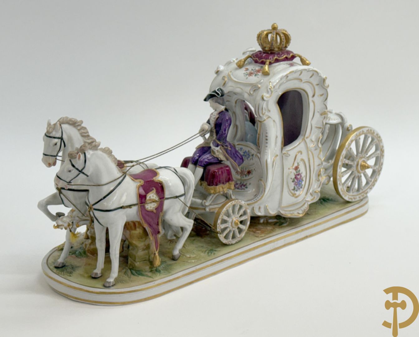 Porseleinen meerkleurige groep met koets, edeldame, lakei, ruiter en 2 paarden
