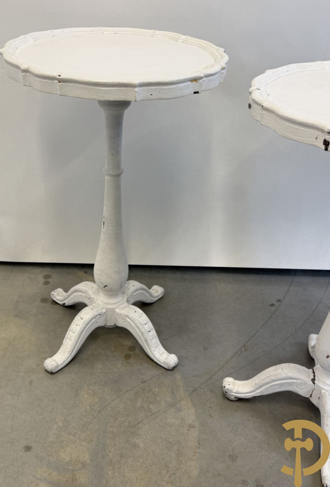 Drie ronde witgelakte bijzettafels op vierpikkel + 3 sets wit gelakte  inschuifbare cigognetafels + witgelakte butlertray