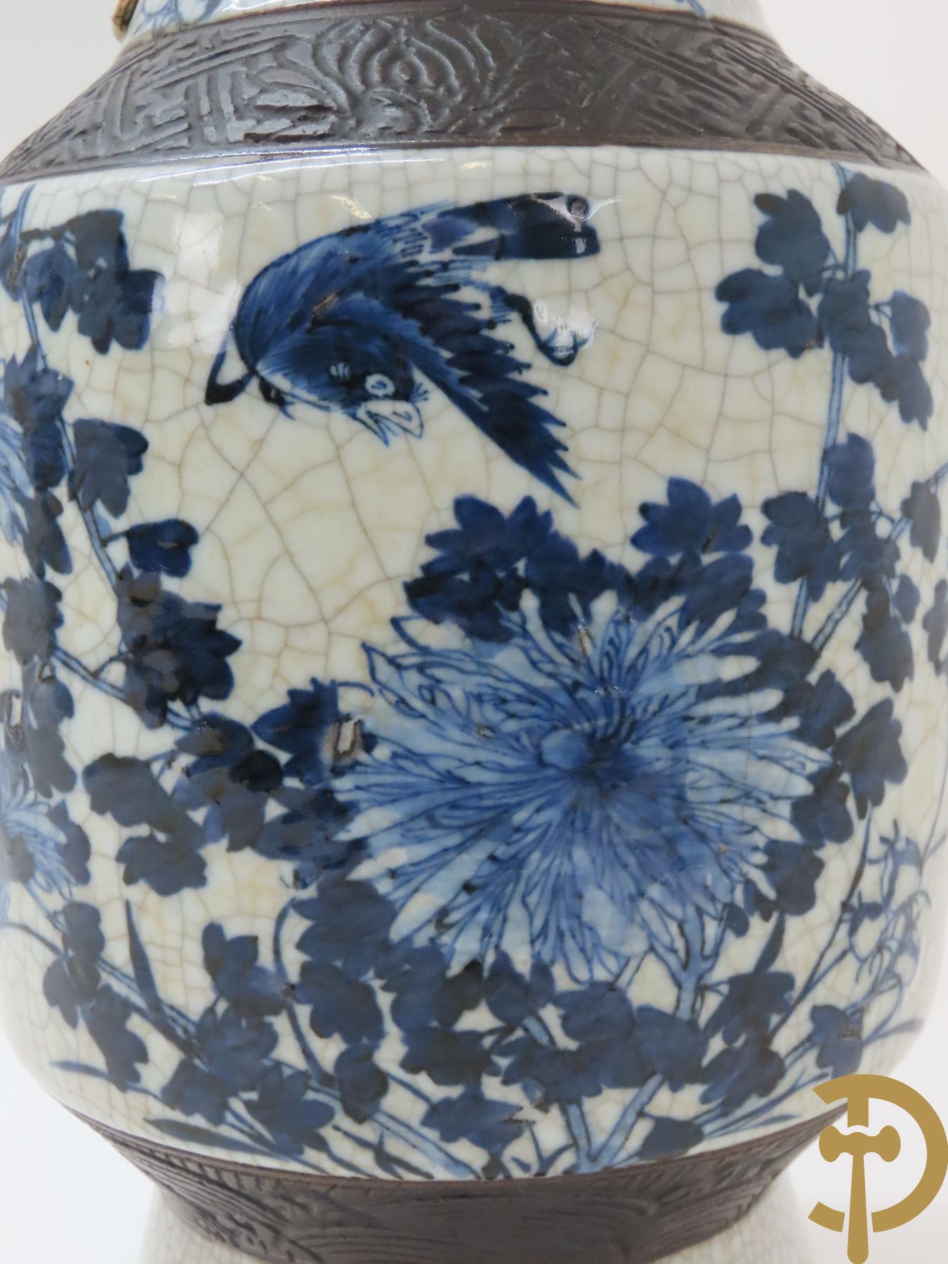 Chinese porseleinen blauw/witte Nankin vaas met bloemen- en vogeldecor + 2 Nankin vazen met krijgerdecor