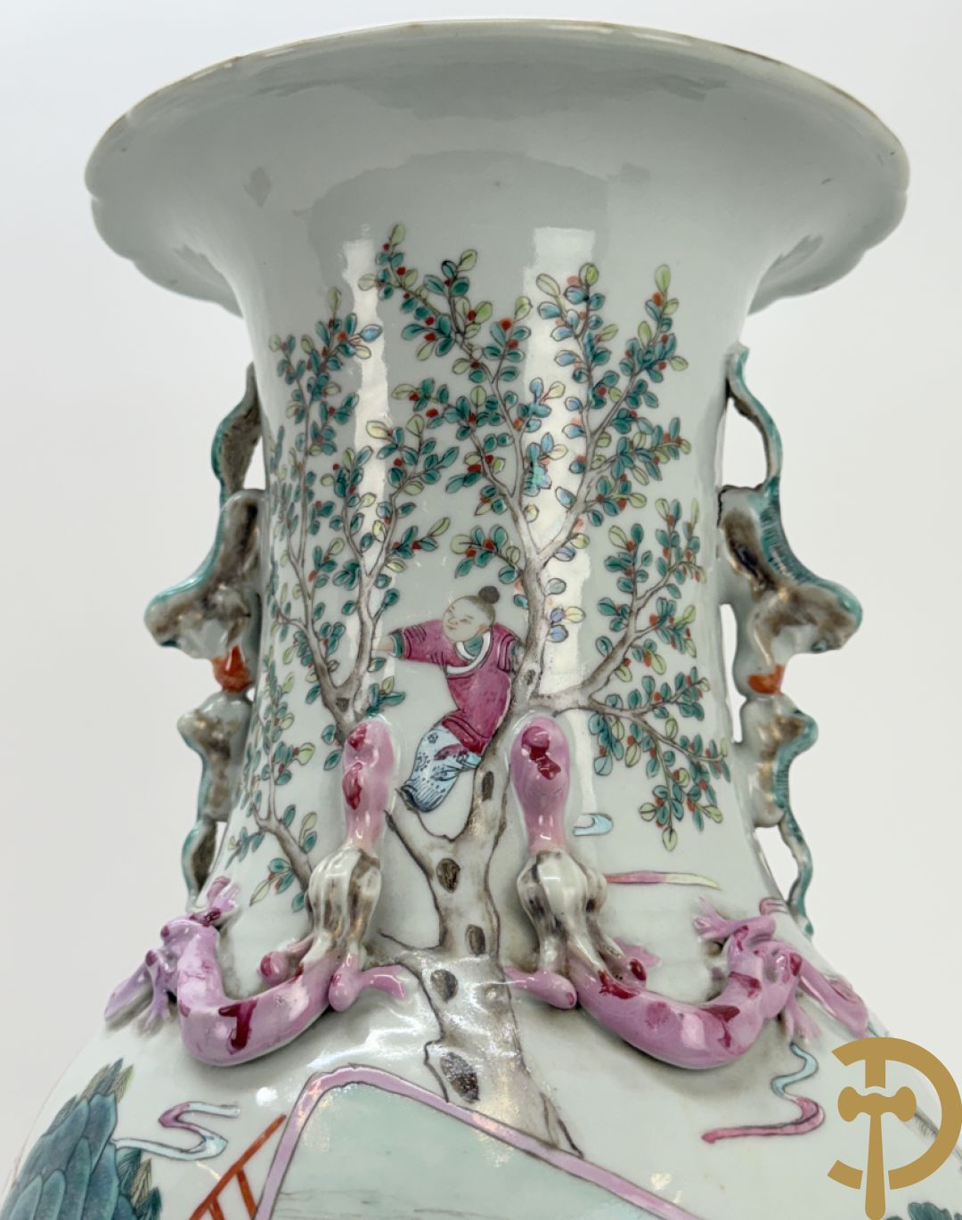 Chinese porseleinen vaas met dubbel decor van dieren, personages, dames en kinderen