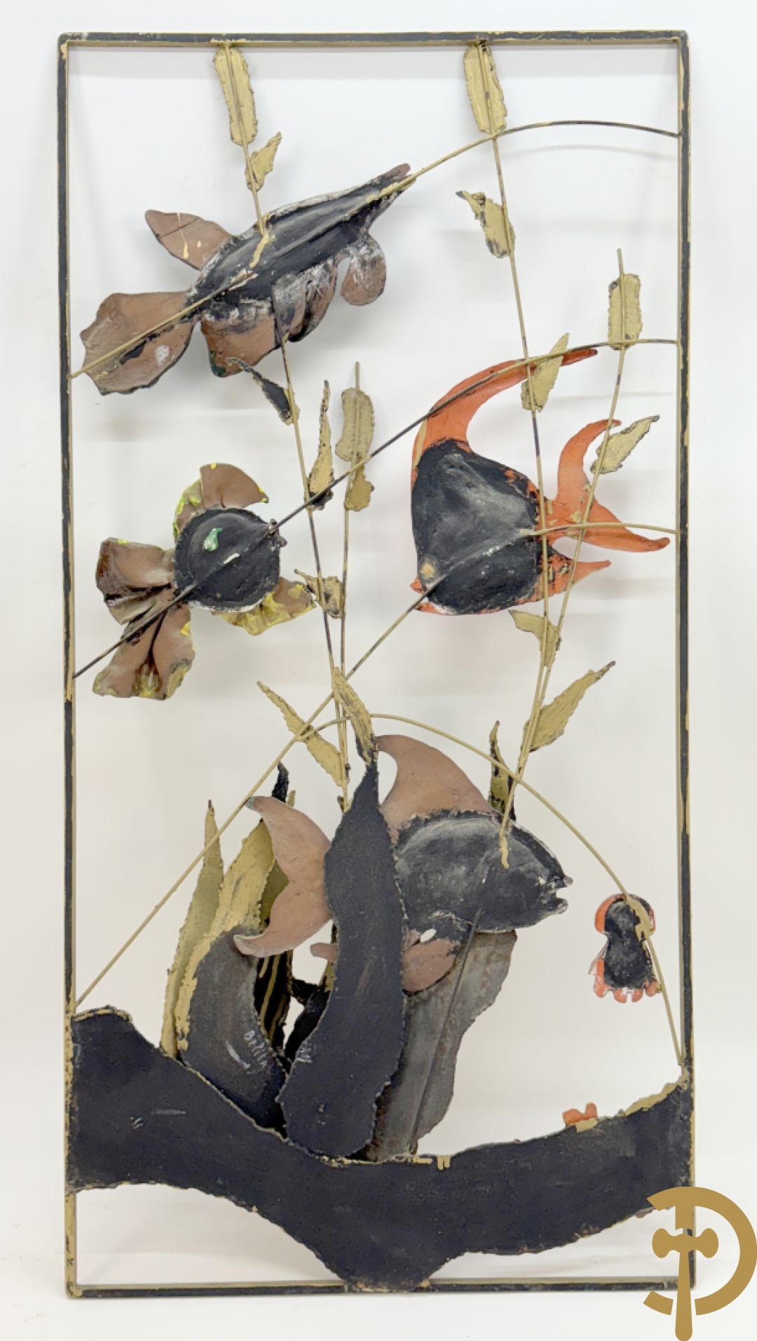 Smeedijzeren decoratief basrelief met keramieken vissen