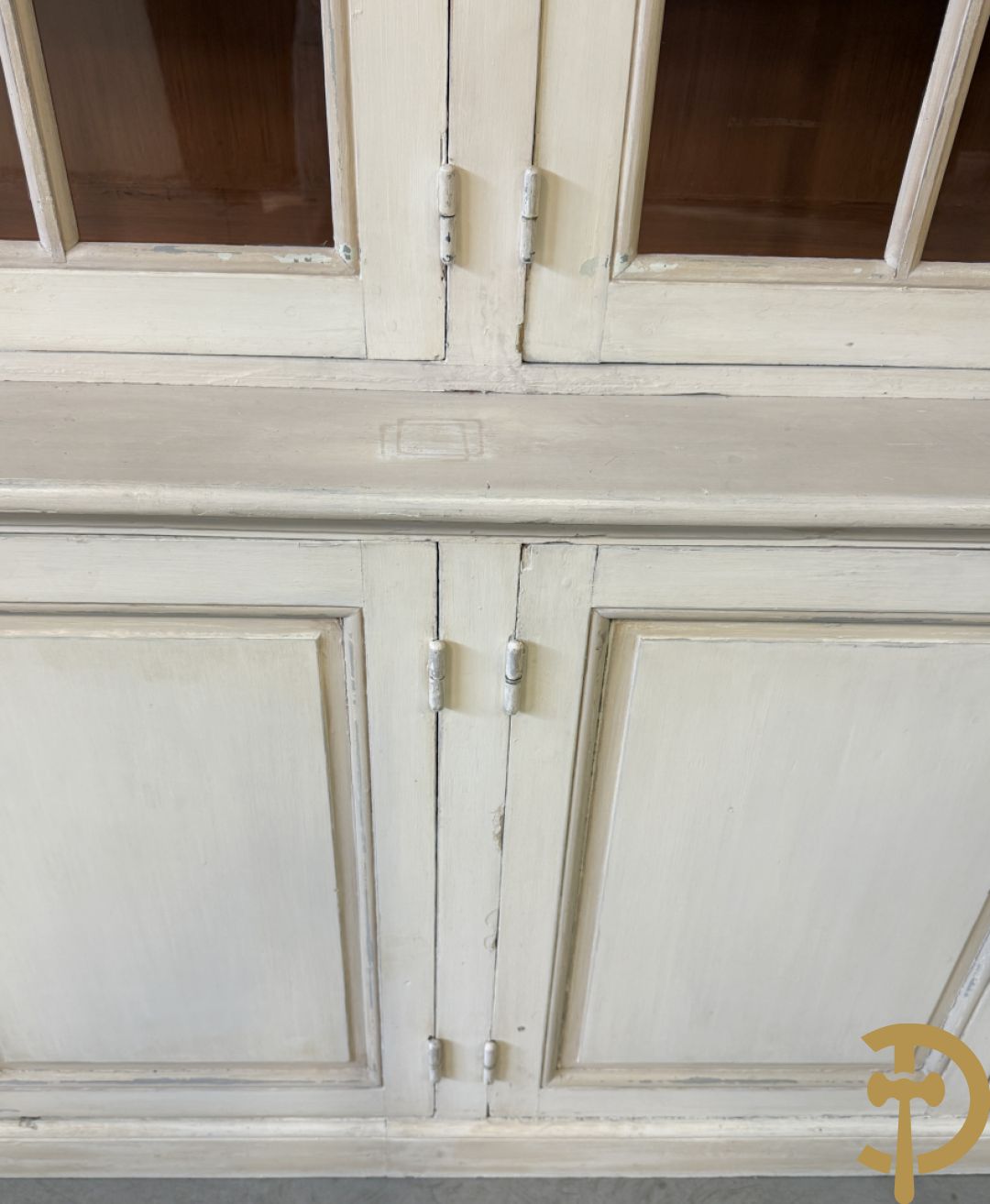 Beschilderde vitrine / buffet met 6 beglaasde deuren bonvenaan en 6 gesloten deuren onderaan