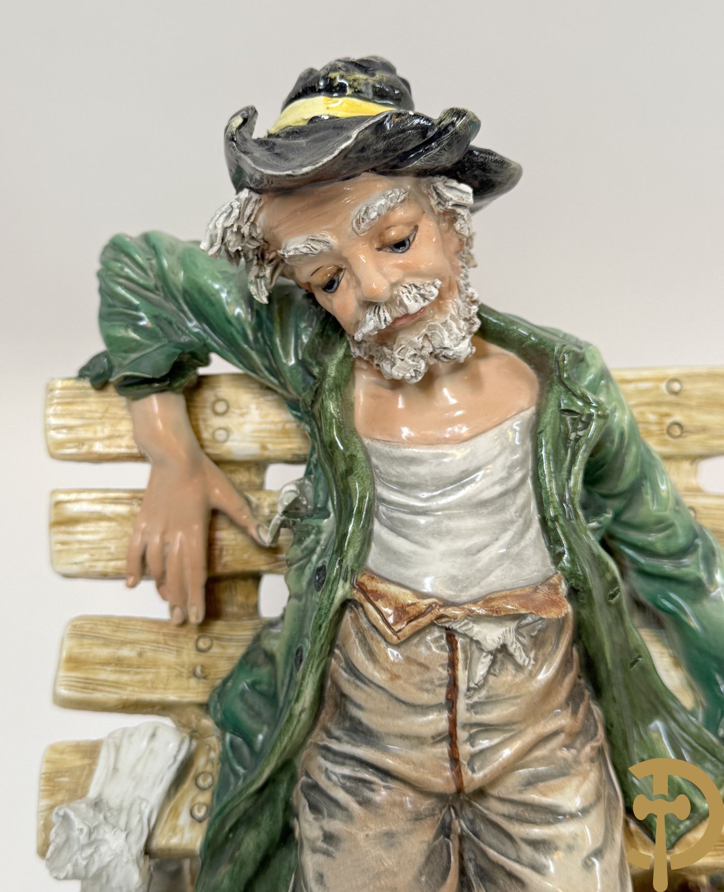 Twee grote Italiaanse groepen in 
gekleurde biscuit : jongens plukken appels - onderonsje aan tafel + 4 groepen in gekleurde Italiaanse biscuit