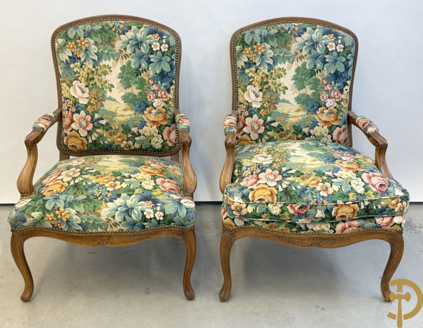 Vier notelaren armzetels bekleed met bloemenstof, met gezwaaide armleuningen op voluutvormige poten + bijhorend voetbankje