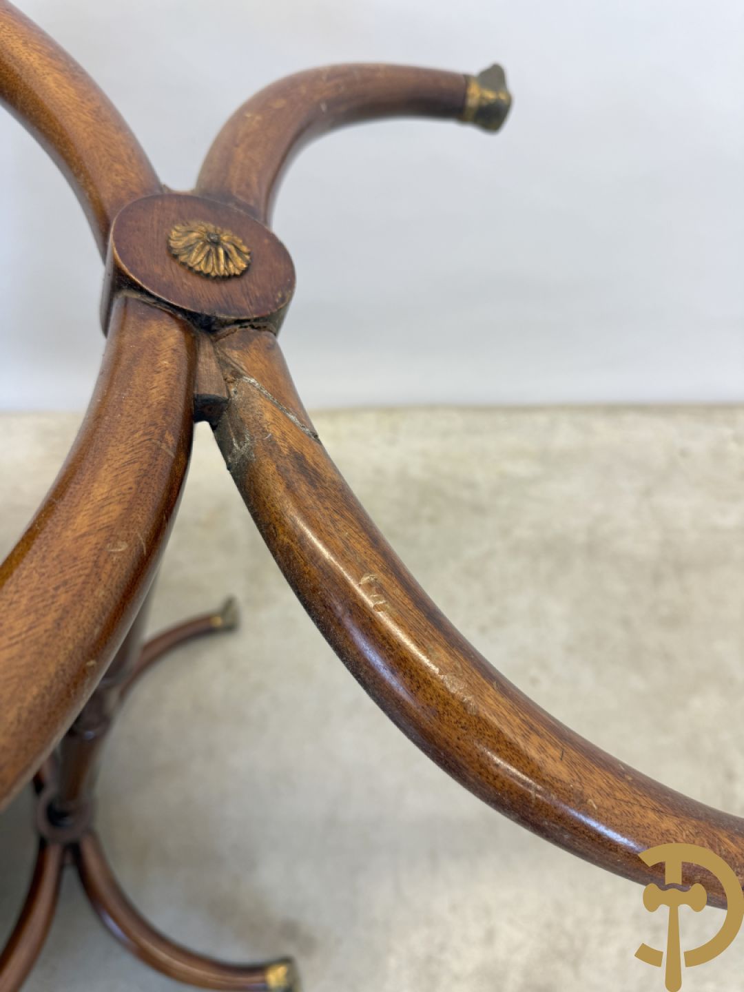 Engelse notelaren servingtable op vast onderstel