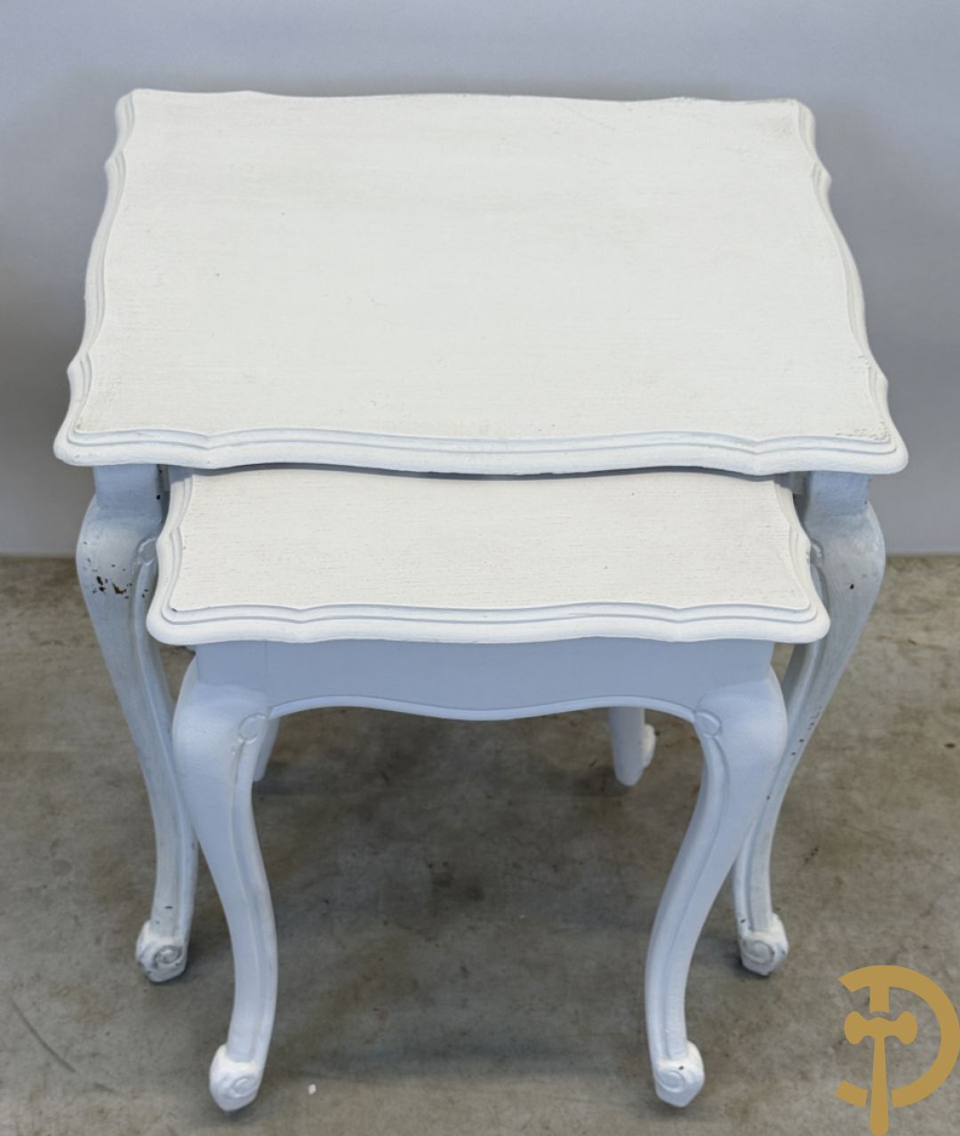 Drie ronde witgelakte bijzettafels op vierpikkel + 3 sets wit gelakte  inschuifbare cigognetafels + witgelakte butlertray