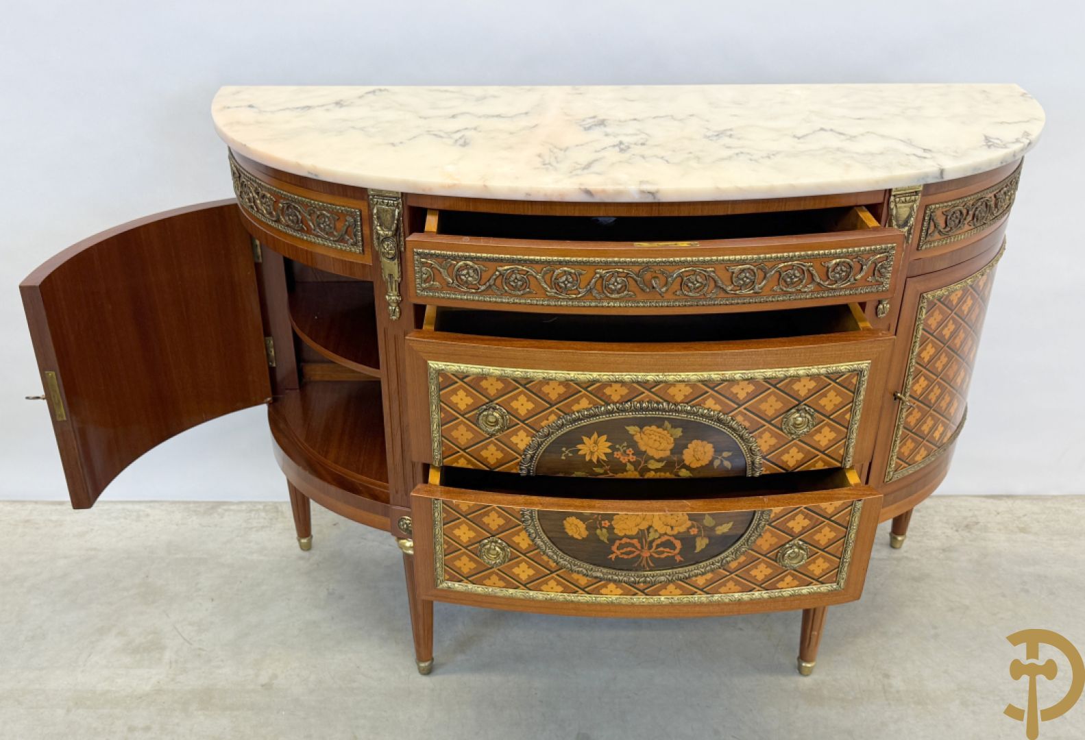 Halve maanvormige drieladencommode met 2 zijdelingse deuren, gemarketteerde bloemenmotieven en bronzen ornamenten, bovenaan bezet met marmeren blad
