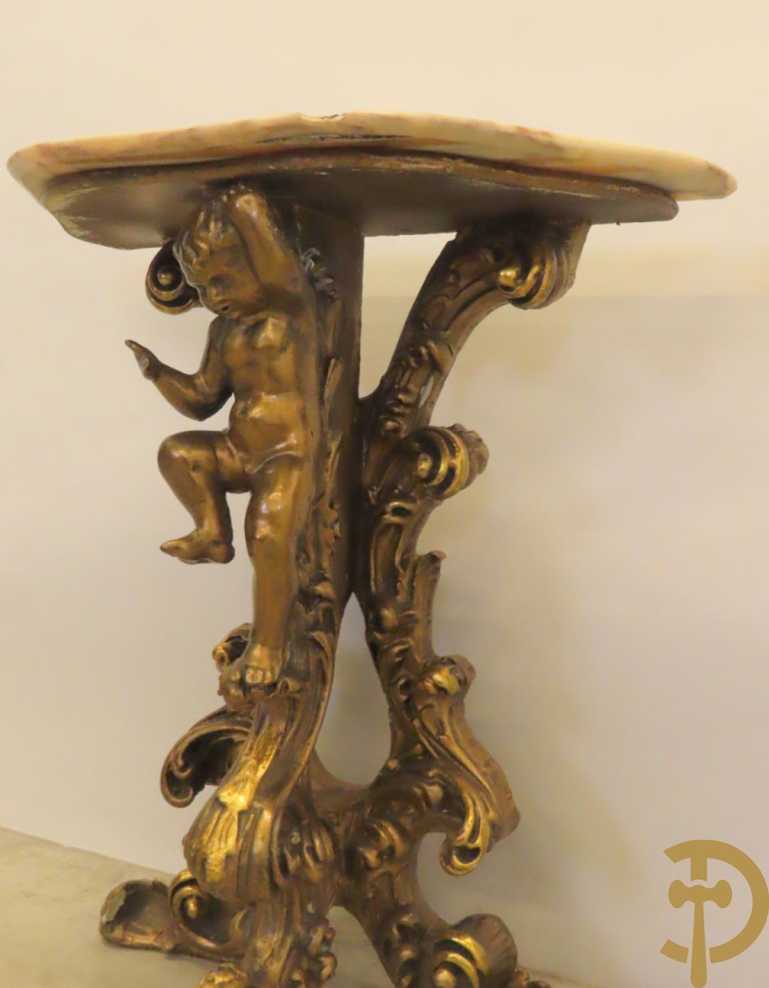 Twee vergulde consooltjes met cupido
