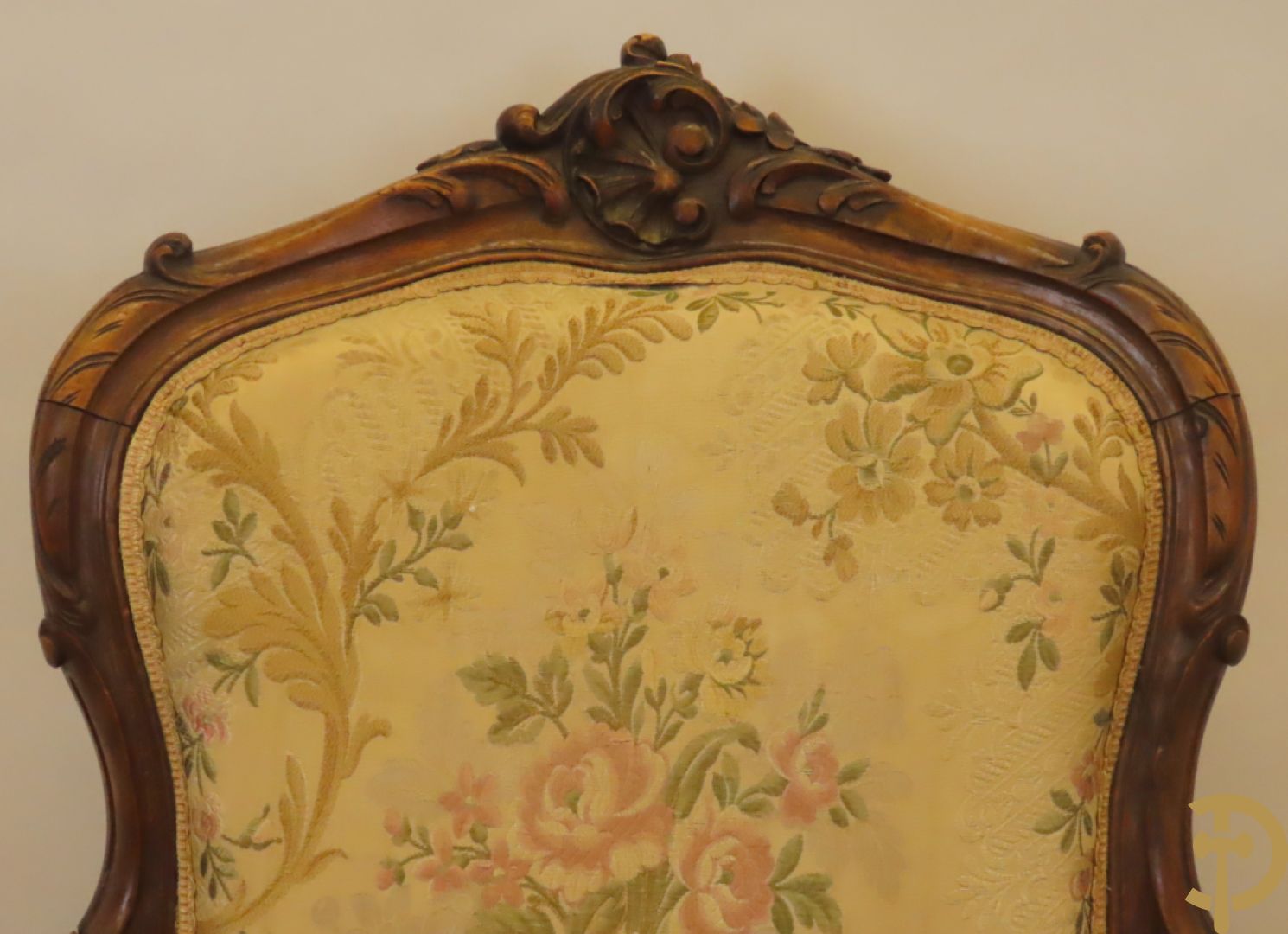 Vijfdelig Louis XV salonensemble in beuk bestaande uit tweezit, 2 armzetels en 2 stoelen