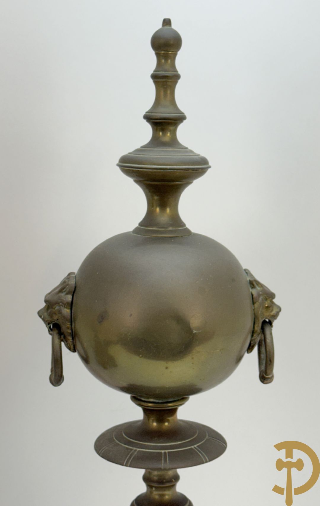 Paar Vlaamse bronzen chenets met accanthusranken en leeuwekoppen