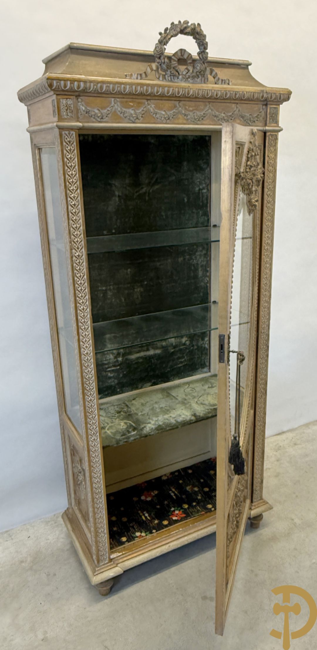 Vergulde ééndeursvitrine met geslepen ruiten, guirlandes en rocailles, bovenaan bekroond met bloemenkrans, Louis XVI stijl