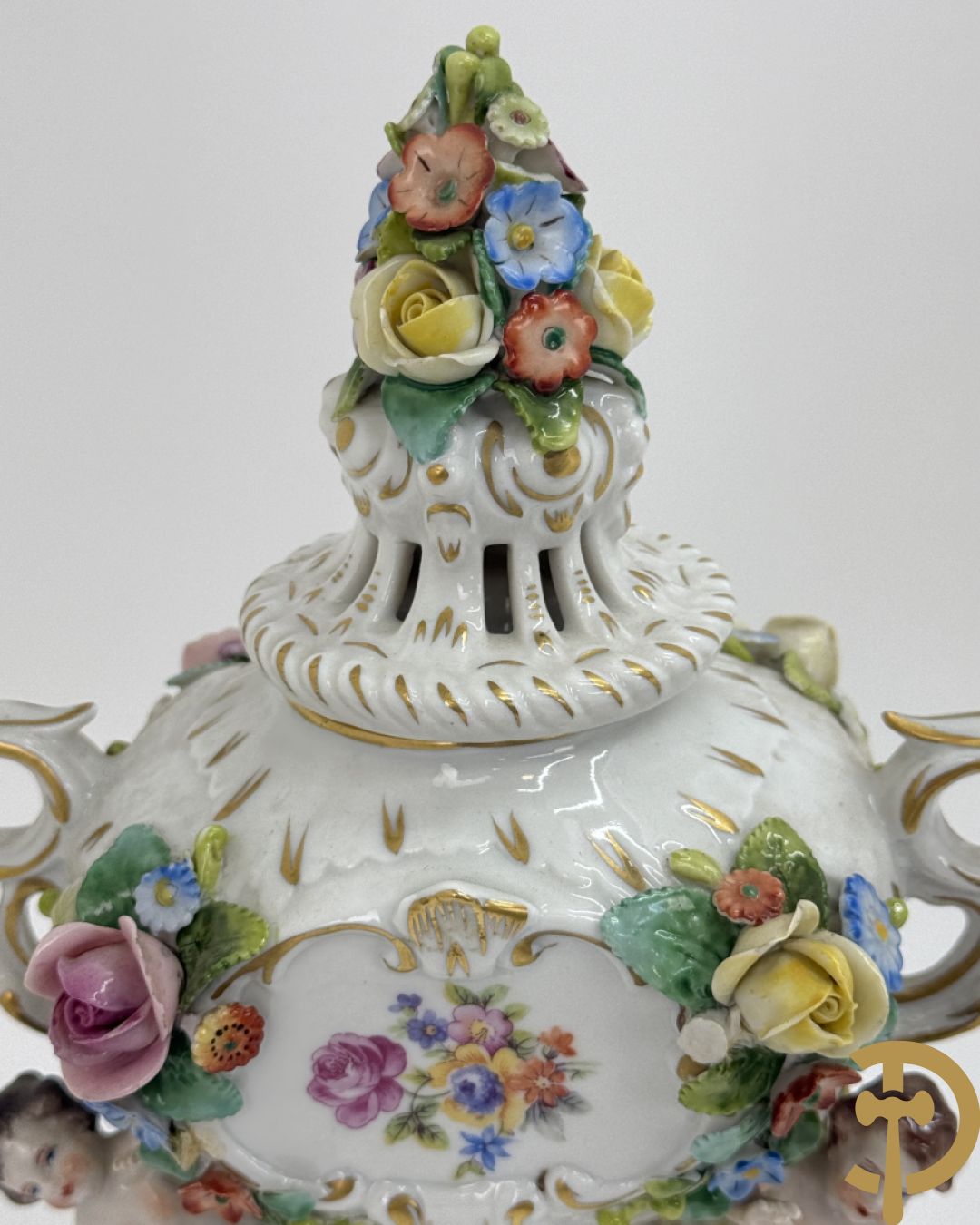 Milieu de table in porselein met bloemendecor + geajoureerde porseleinen Limoges coupe + porseleinen vaasje met cupido