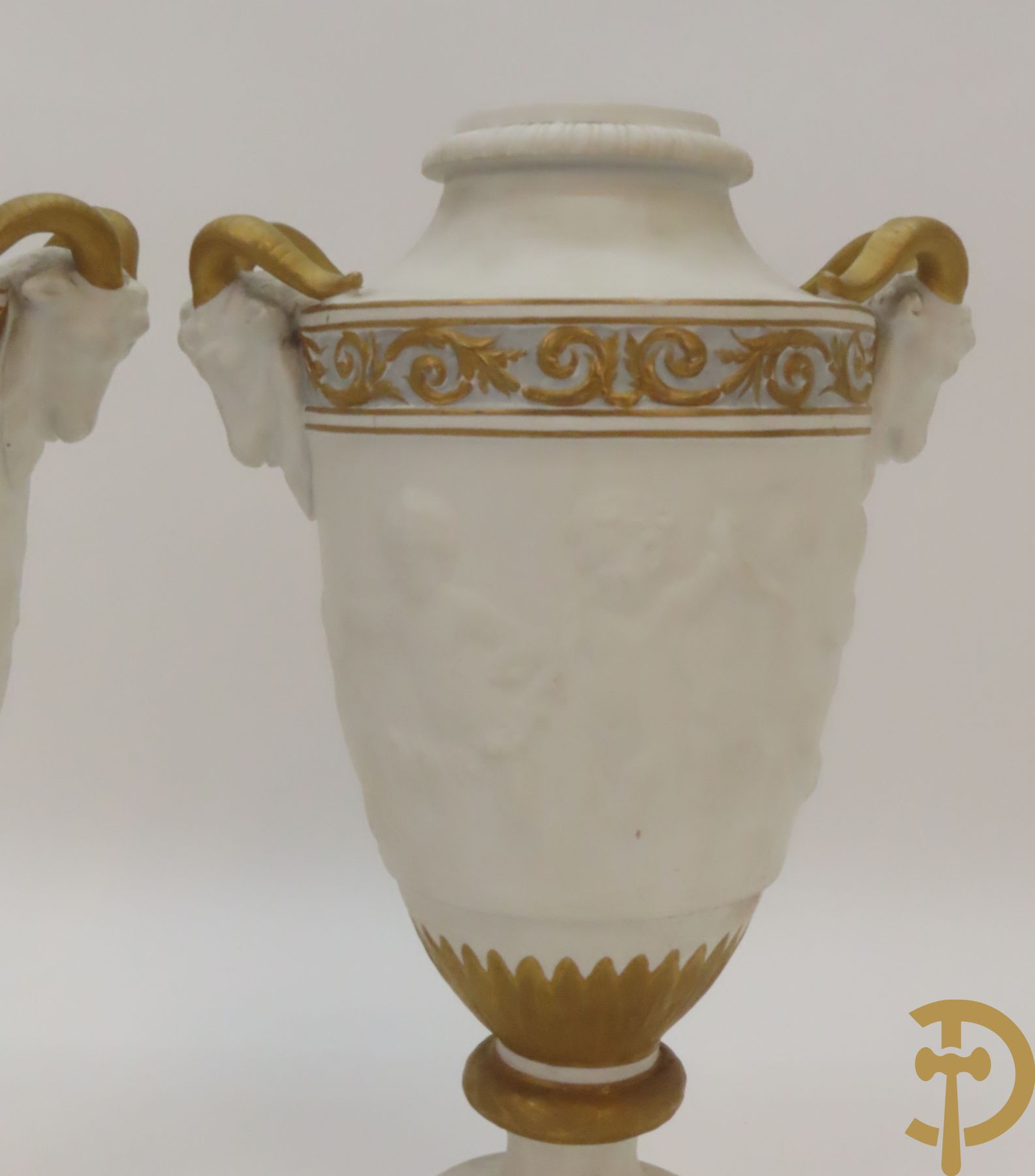 Paar porseleinen vazen met ramskoppen en basrelief van cupido