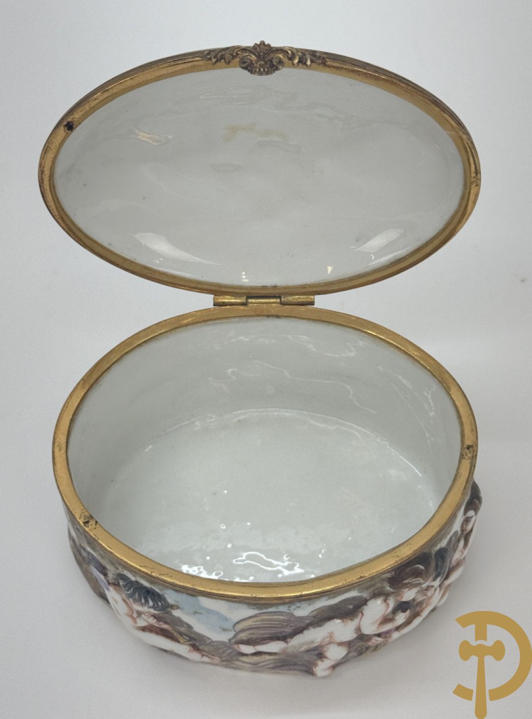 Vierkante blauw porseleinen fles Sèvres (Paul Milet) gemerkt met zilveren dop + dekseldoos Capo di Monte met cupido