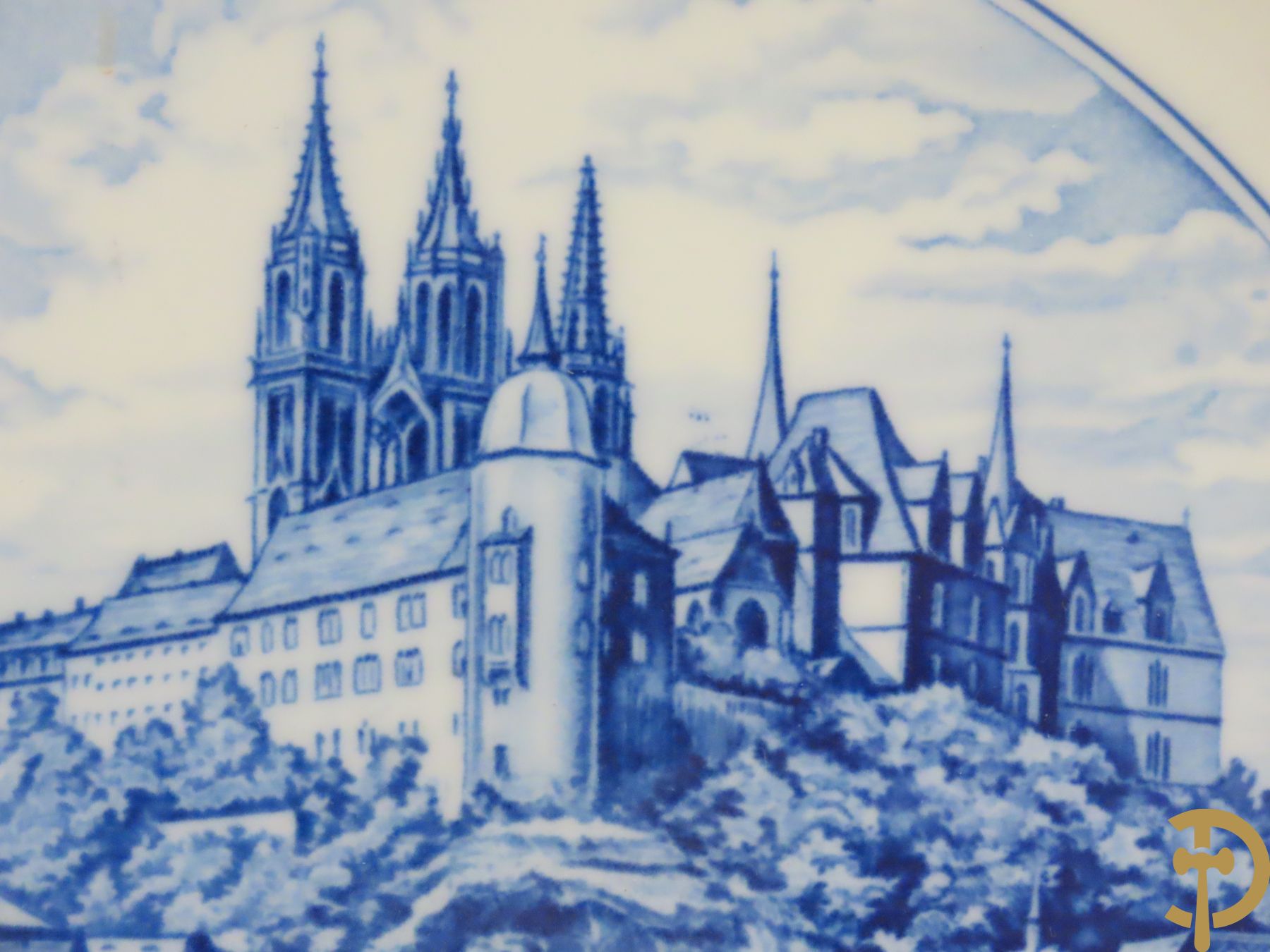 Zes porseleinen borden onder gemerkt met zwaarden / Meissen : 1 bord met stadstafereel, 1 verlucht bord met drakendecor, 1 bord met vogeldecor, 1 met bloemen en 2 met bloemendecor omgeven door vergulde rand