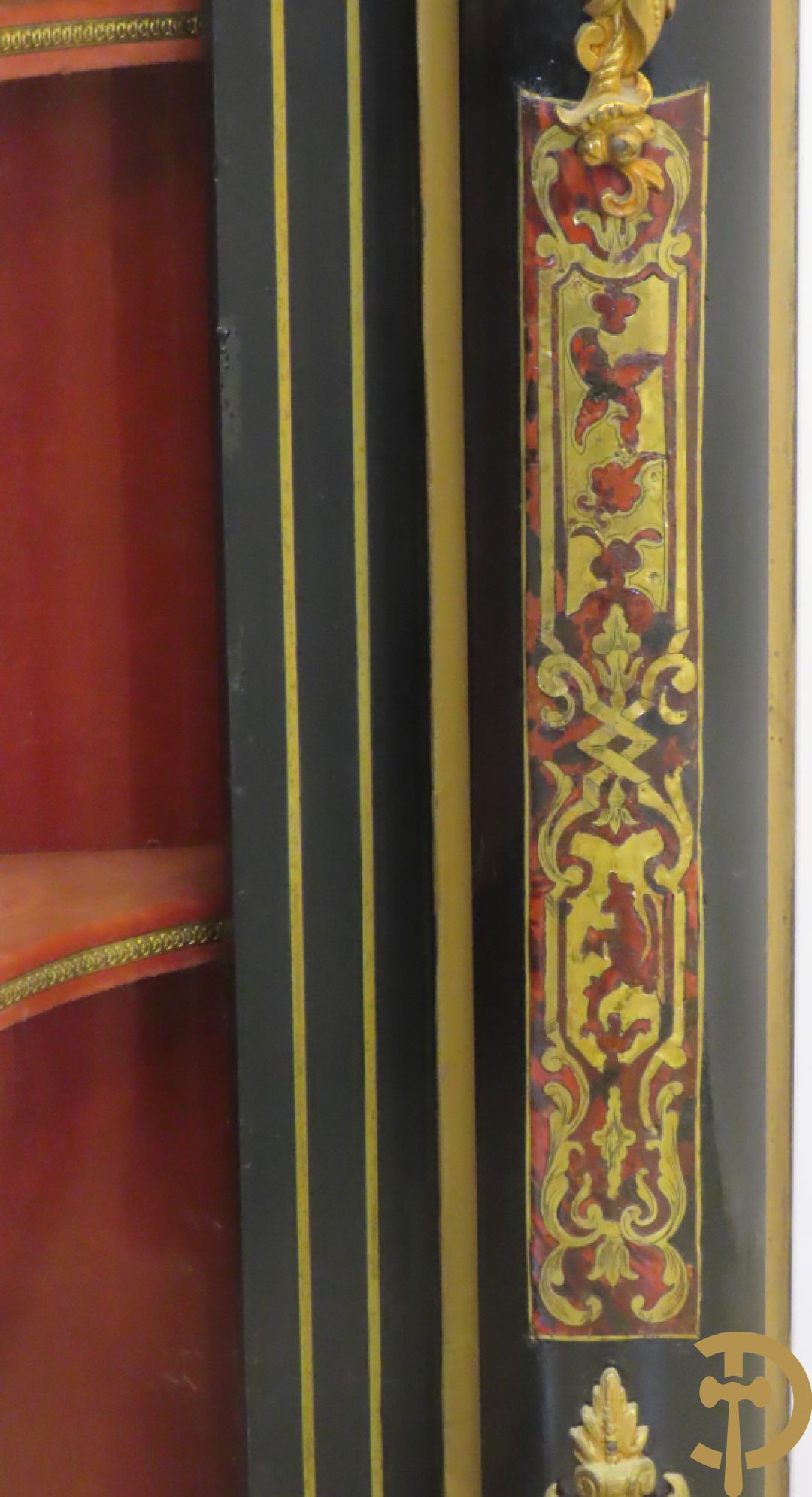 Napoleon III dressoir, centraal met bronnen plakkette omgeven door Louis XVI strik, met 2 zijdelingse vitrines met gebogen glas - stijlen bezet met bronzen dameshoofden