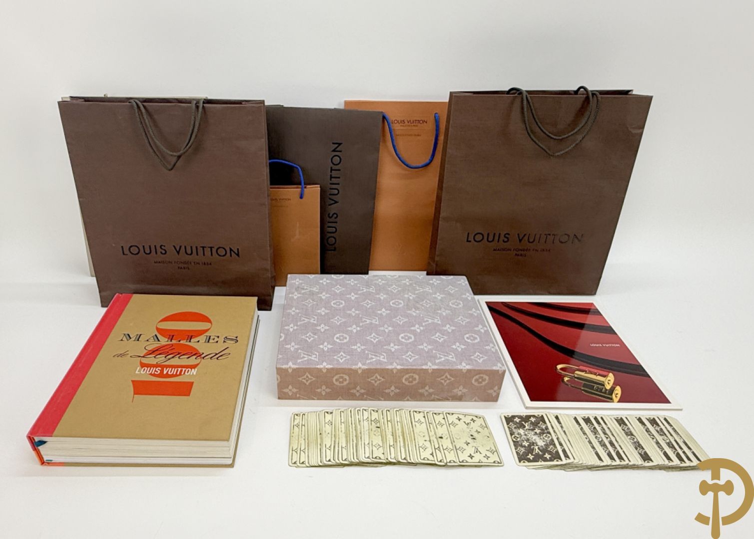 Boek Louis Vuitton, 100 Malles de Legende, door Pierre Leonforte, Editions de la Martinière + Louis Vuitton boekje + zakken Louis Vuitton + 2 kaartspellen Louis Vuitton